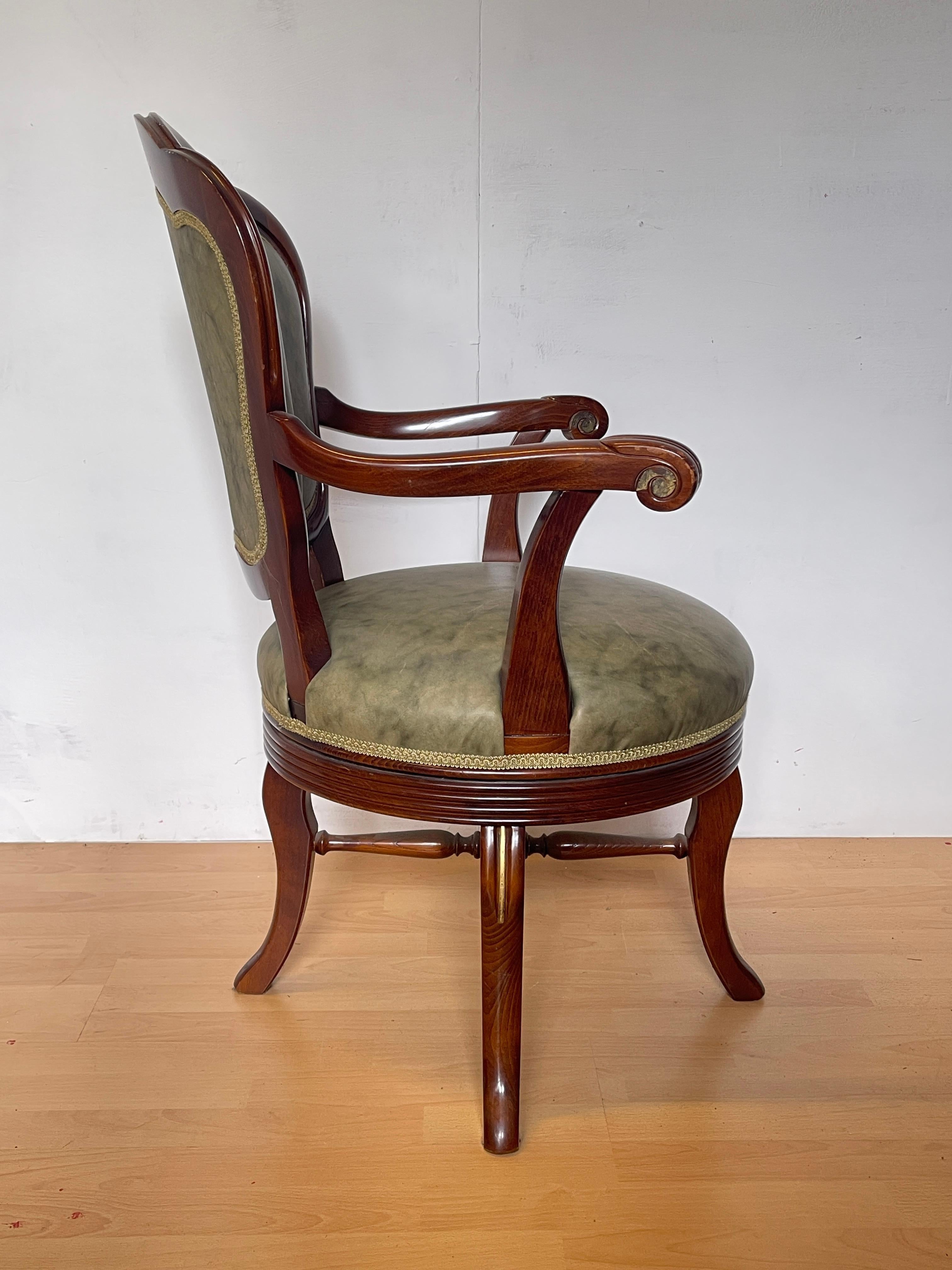 Sillón giratorio clásico de madera maciza y piel sintética verde - Estilo elegante Hecho a mano en venta