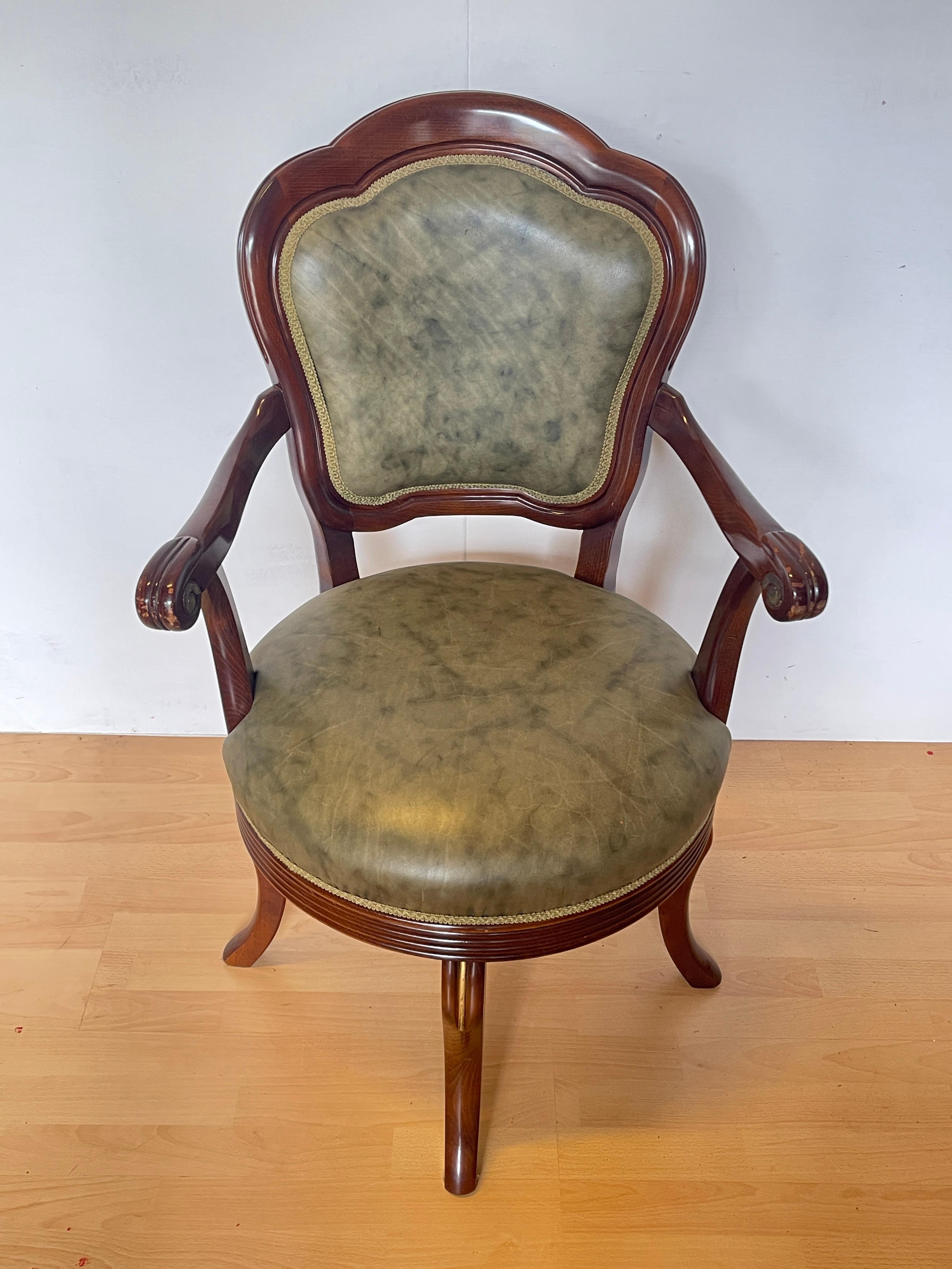 Sillón giratorio clásico de madera maciza y piel sintética verde - Estilo elegante en Bueno estado para la venta en Cantù, IT