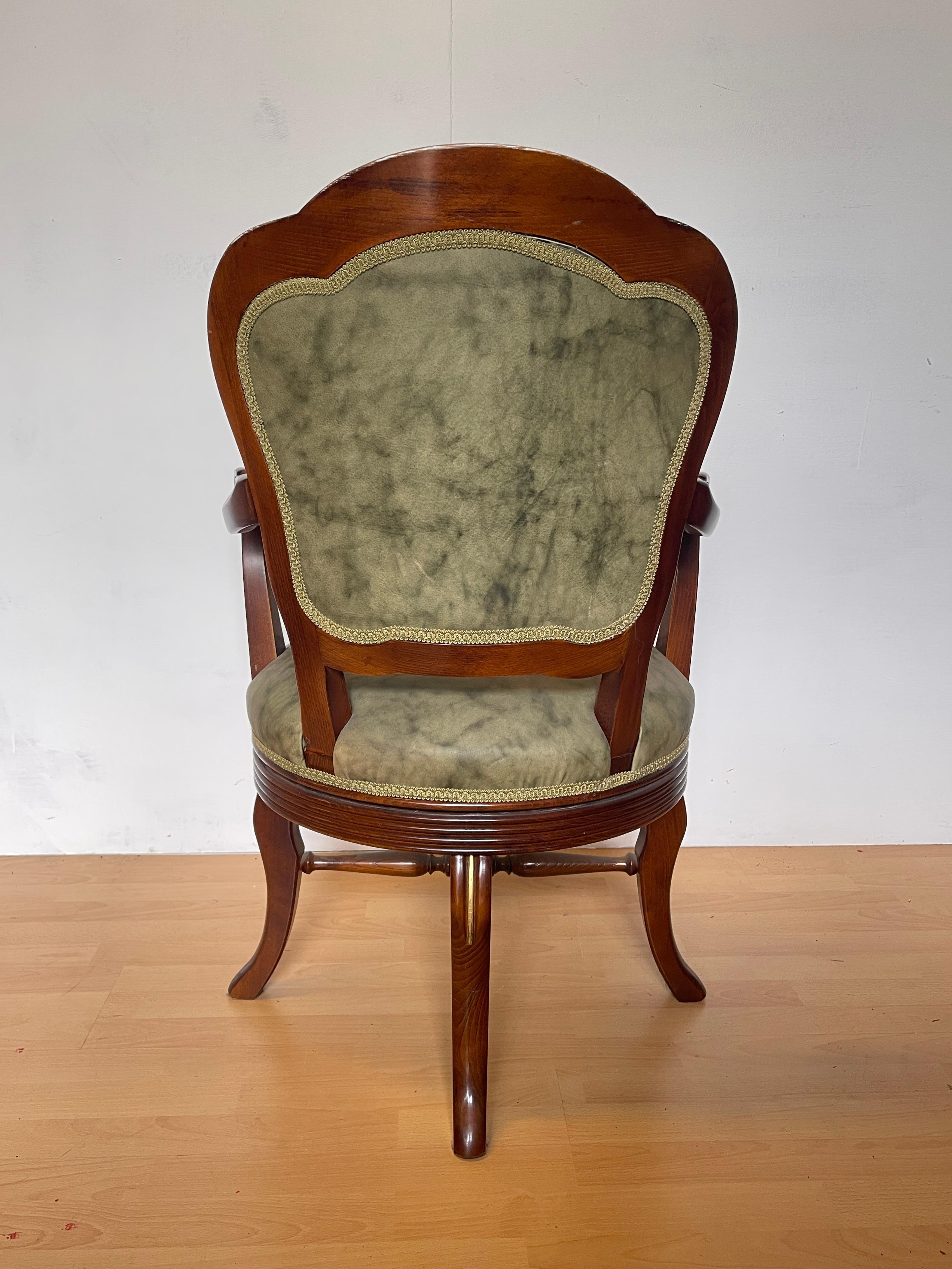 Sillón giratorio clásico de madera maciza y piel sintética verde - Estilo elegante 20th Century en venta
