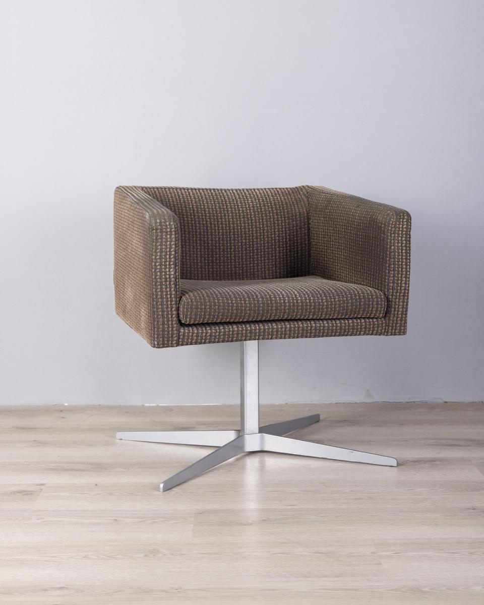 Drehsessel mit verchromtem Metallgestell und Stoffbezug, Modell 