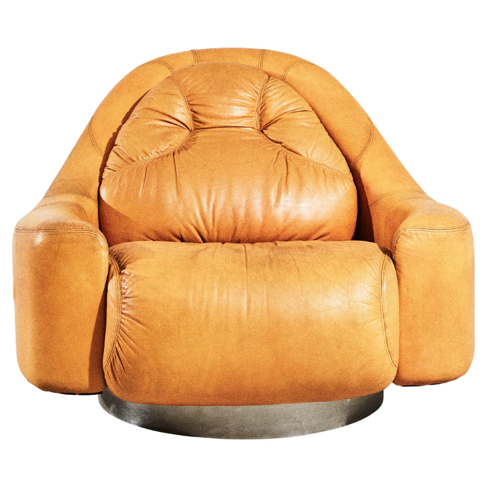 Leather swivel armchair, design by Guido Faleschini for Mariani c. 1975.
