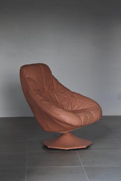 Sillón giratorio de cuero rosa del siglo XX.