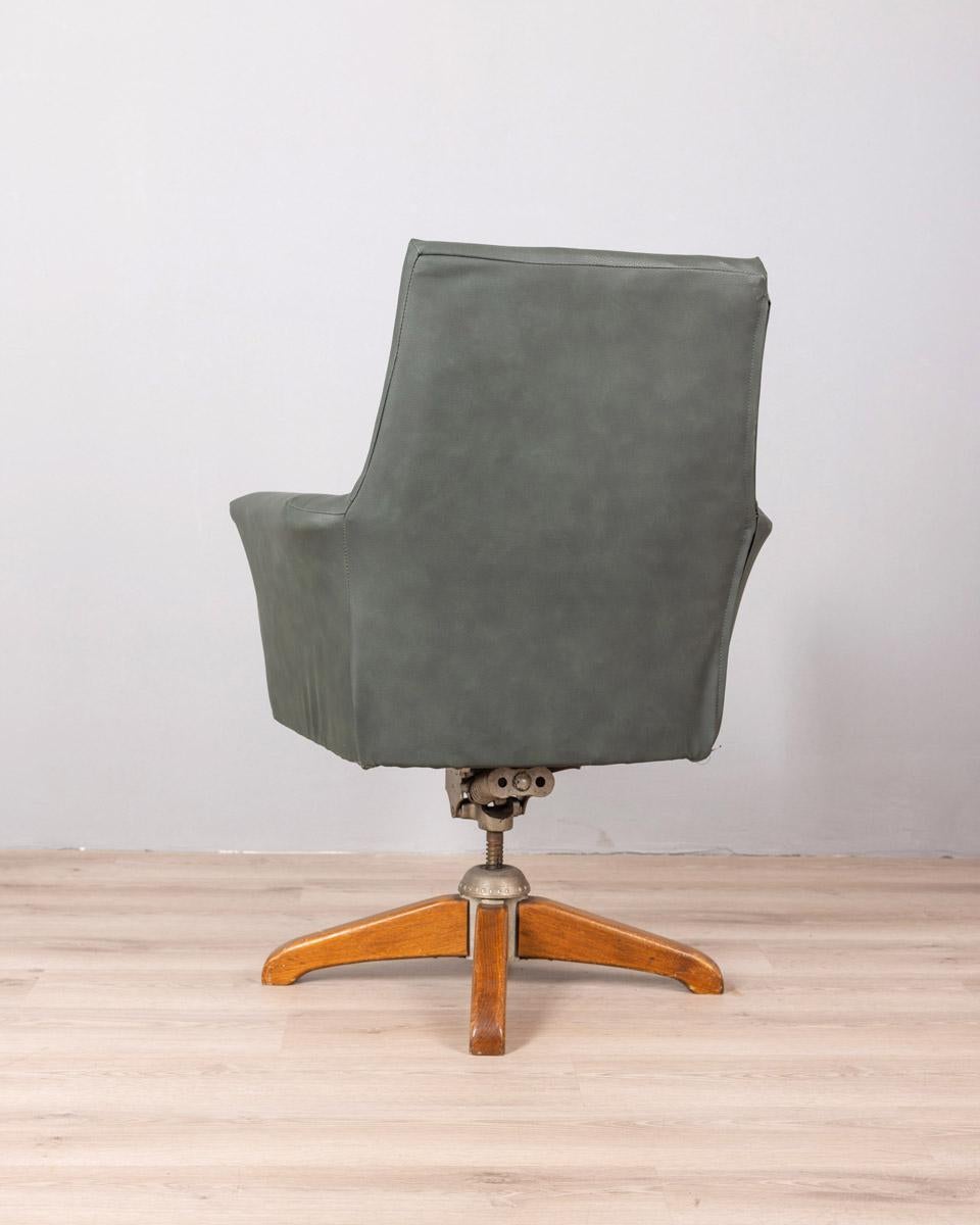Fauteuil pivotant avec système de ressorts, base en bois et en fer, revêtement en cuir vert, design Anonima Castelli, années 1950.

CONDITION :
En bon état, peut présenter des signes d'usure dus au temps

DIMENSIONS : 
Hauteur 98 cm ; largeur 68 cm