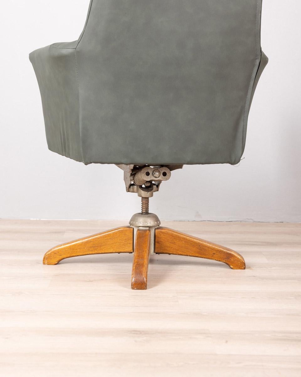 Mid-20th Century Fauteuil pivotant en cuir des années 1950, design Anonima Castelli en vente