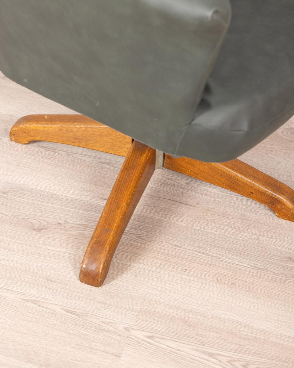 Fauteuil pivotant en cuir des années 1950, design Anonima Castelli en vente 1
