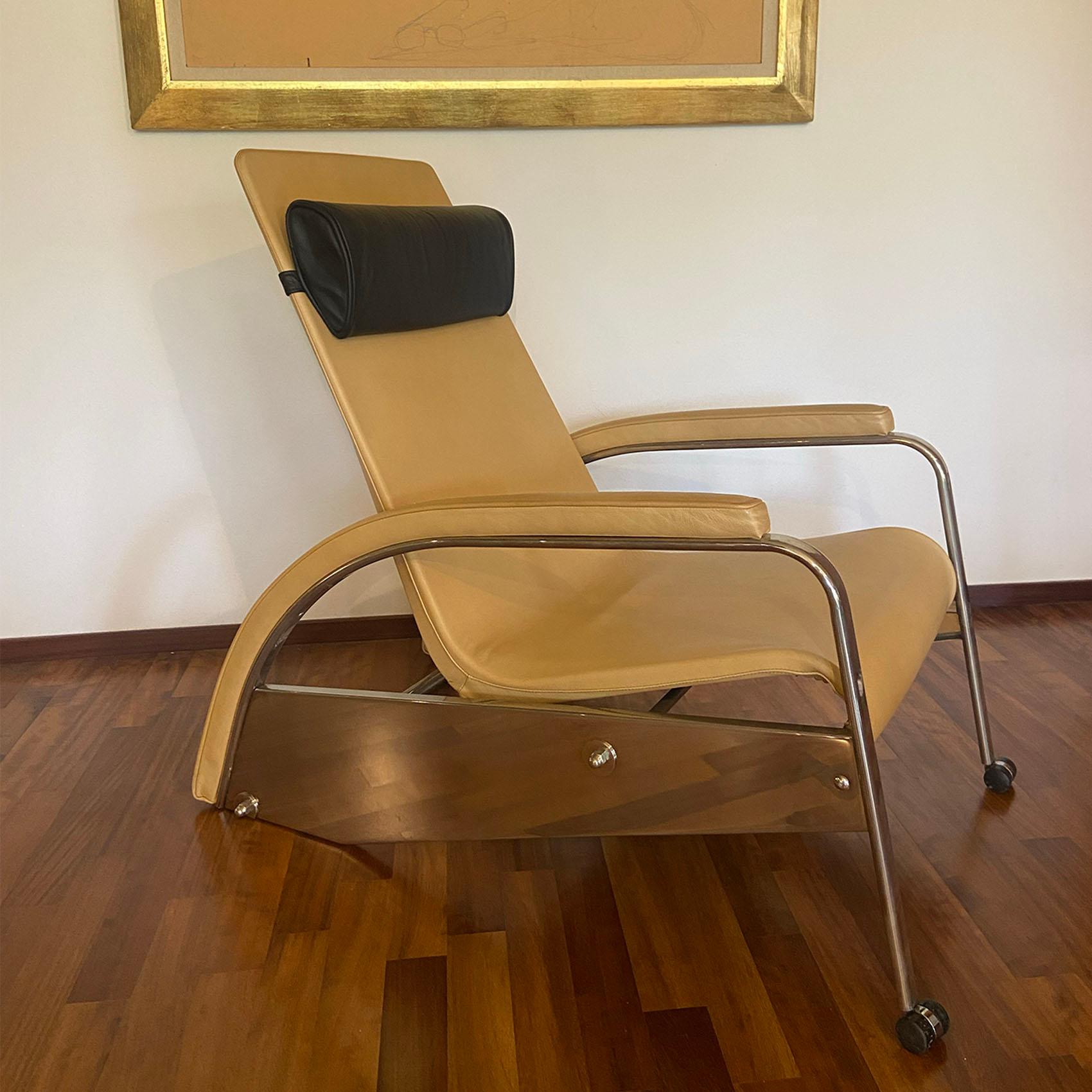 Fauteuil Grand Repos de Jean Prouvé, conçu entre 1928 et 1930 et produit par Tecta dans les années 1980. Le siège conserve toute l'élégance et la fonctionnalité du design original. Les accoudoirs incurvés et la structure en acier nickelé montrent le