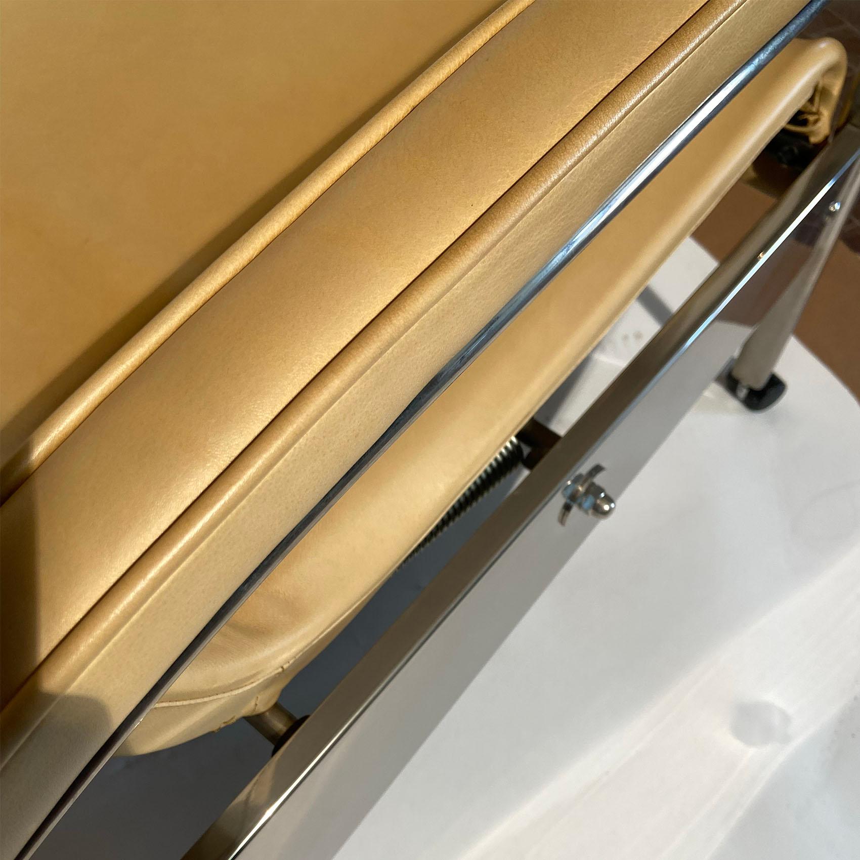 Plaqué Fauteuil Grand Repos de Jean Prouvè, produit en 1980 par Tecta en vente