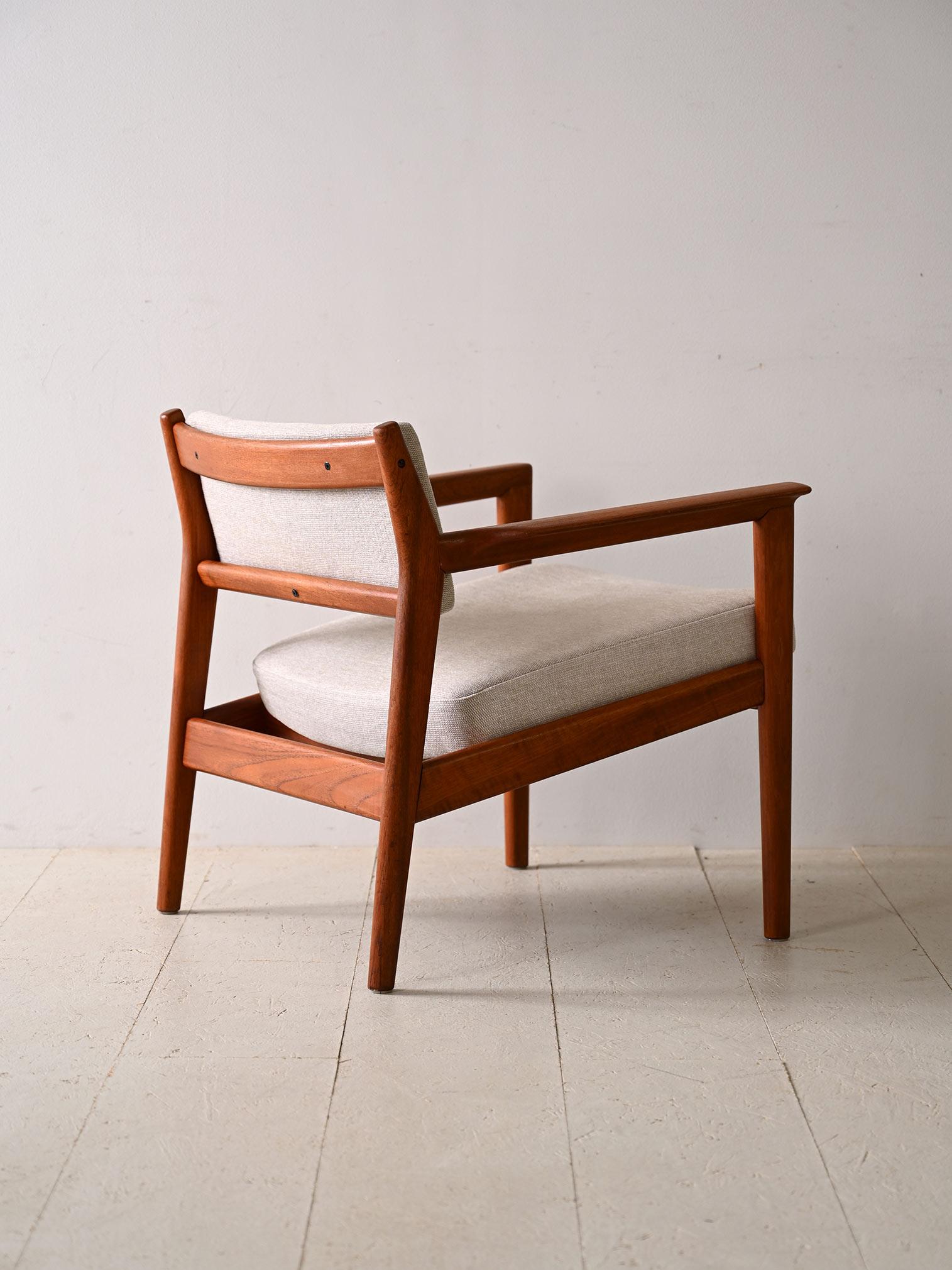Upholstered armchair with teak frame In Good Condition For Sale In Brescia, IT