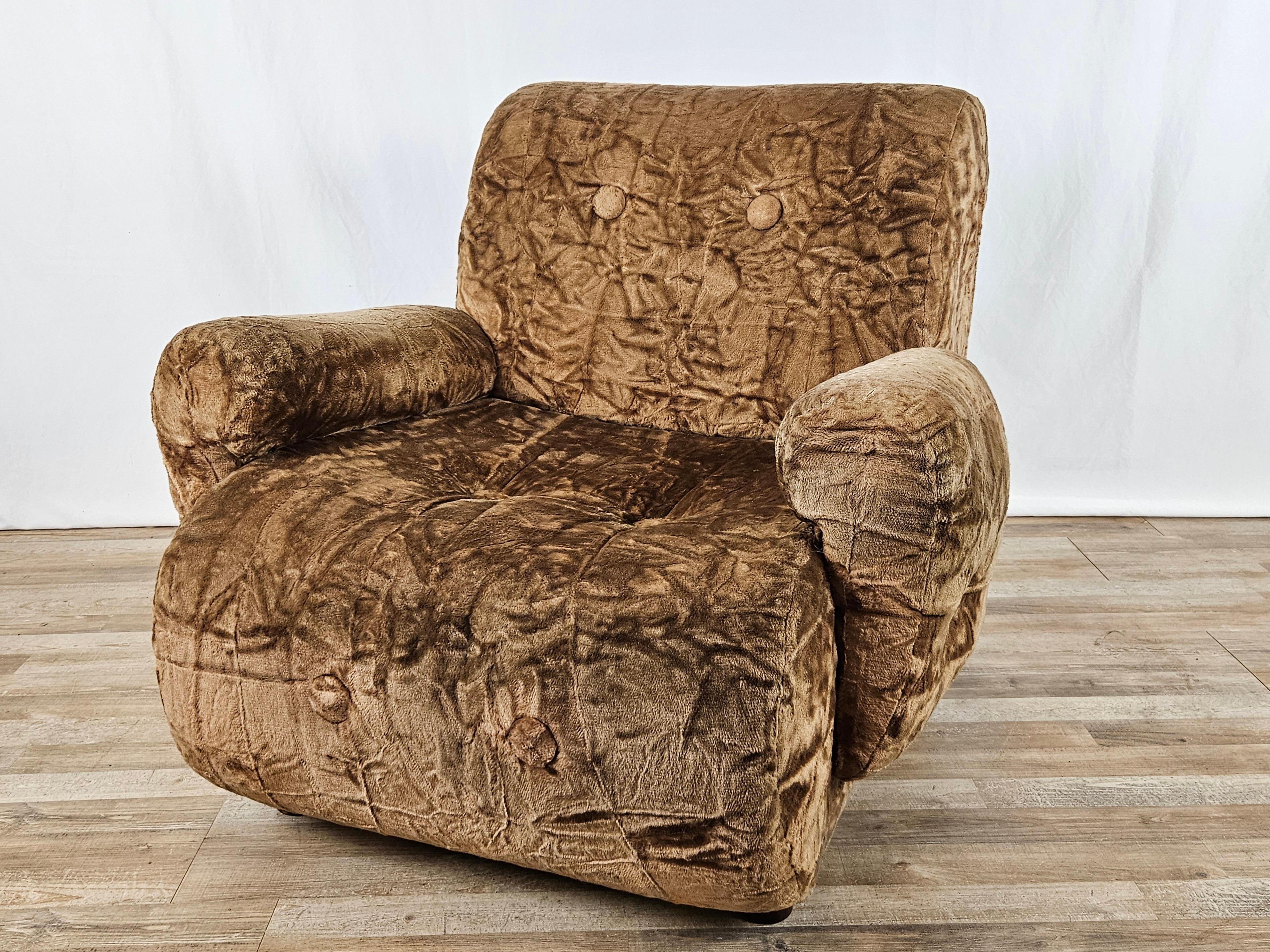 Vintage 1970s armchair upholstered in original vintage brown chenille, very comfortable and versatile in use due to the modern line is ideal for all kinds of environment.

Normal signs of wear due to age and use.
The cloth under the seat has a tear