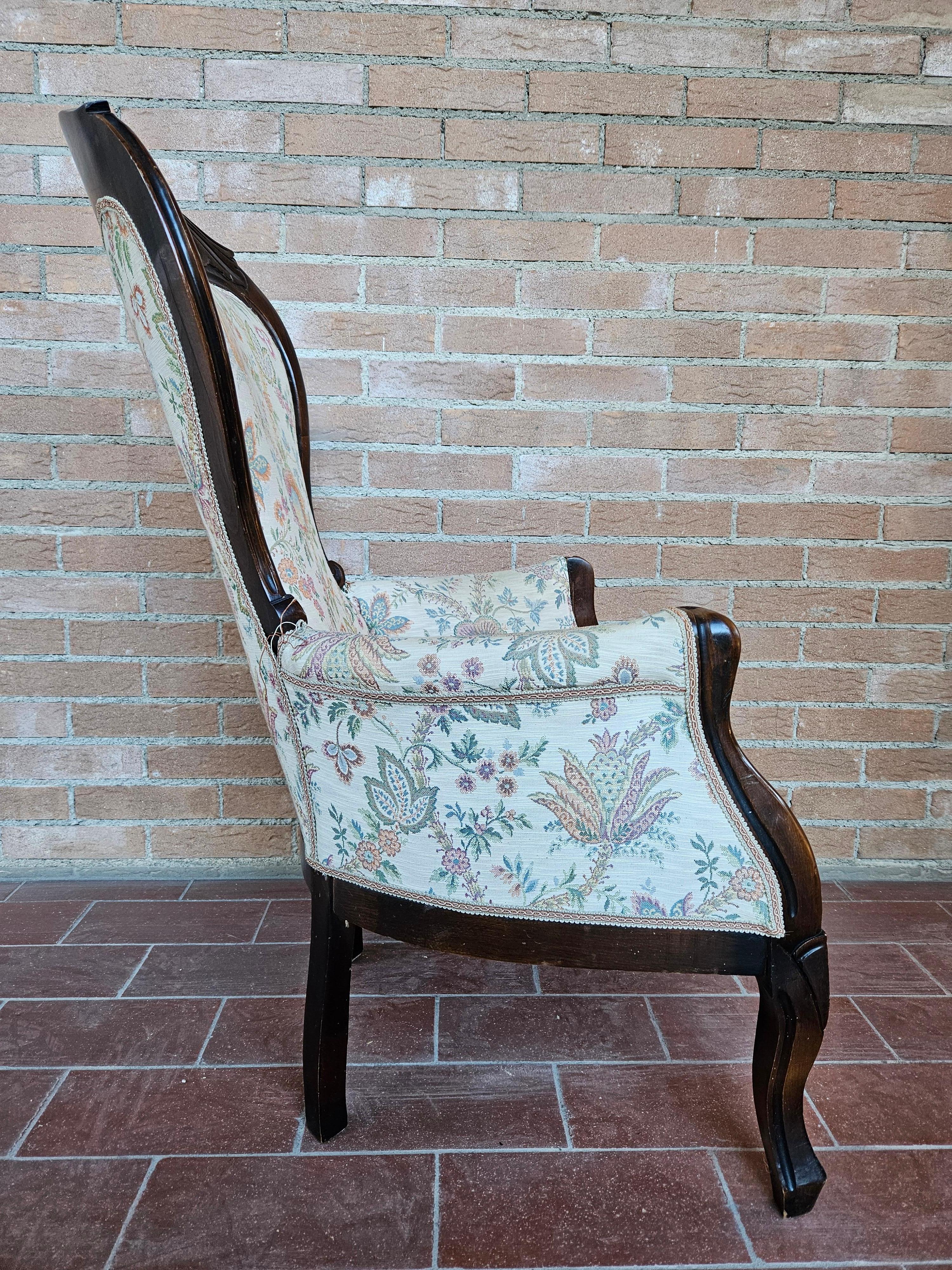 Gepolsterter Sessel im Louis-Philippe-Stil mit Gestell aus Nussbaumholz und geblümtem Stoff.

Kleine Unvollkommenheiten im Stoff wie auf dem Foto gezeigt.
