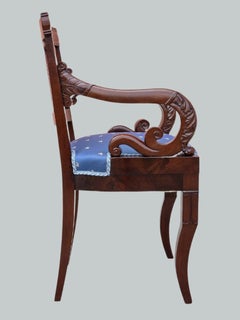 Sillón imperio en caoba tallada, reposabrazos curvados, principios del siglo XIX Italia
