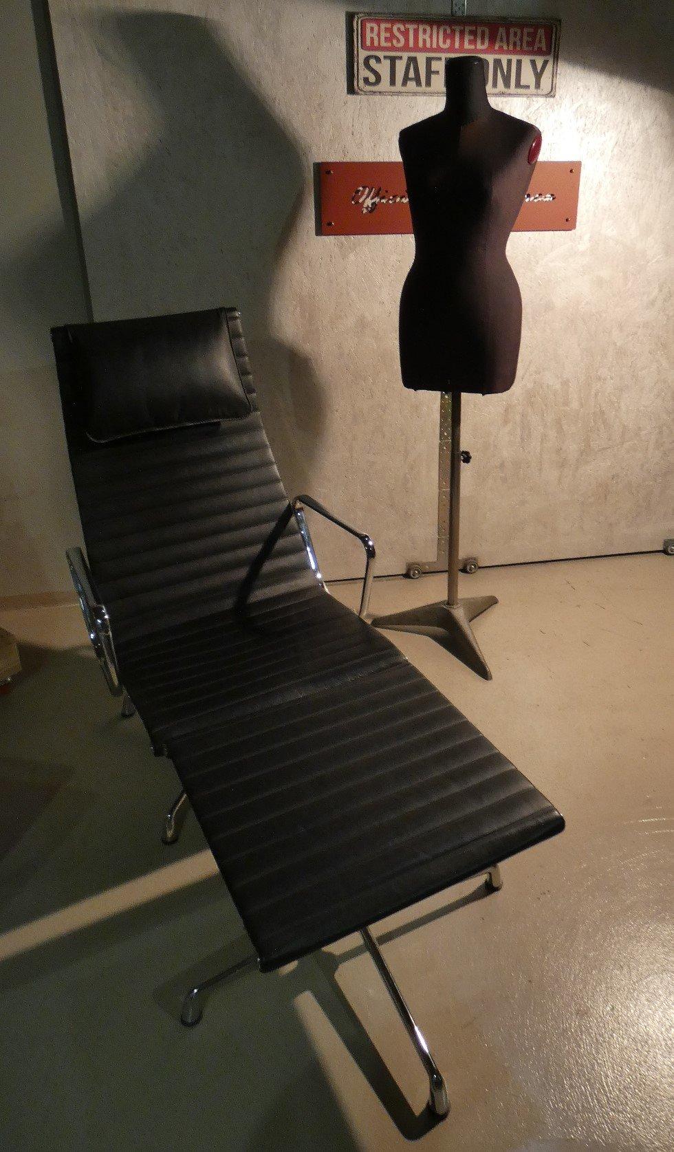 Poltrona Relax in stile  Aluminium Chair, progettata da Charles e Ray Eames per Vitra nel 1958.

Utilizzando pannelli posti in tensione tra i due elementi laterali in alluminio che costituiscono la struttura,  creano una seduta tesa ma elastica, che
