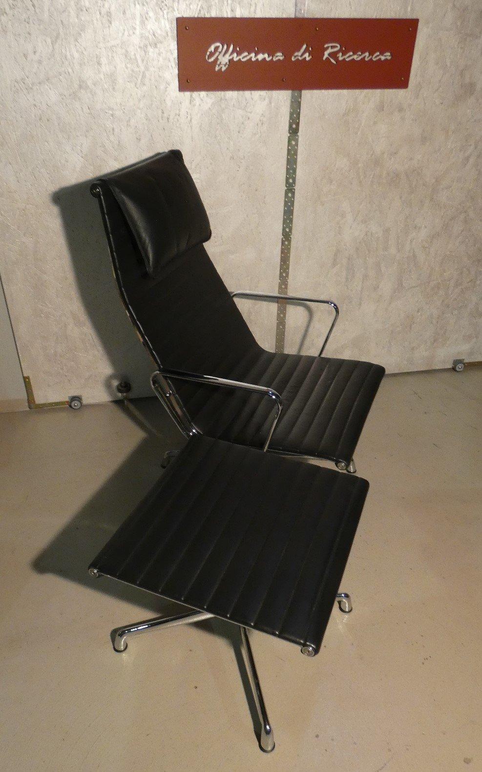 Mid-Century Modern Poltrona in alluminio e pelle con sgabello, anni '80