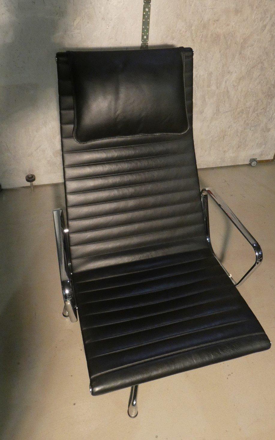 Italian Poltrona in alluminio e pelle con sgabello, anni '80