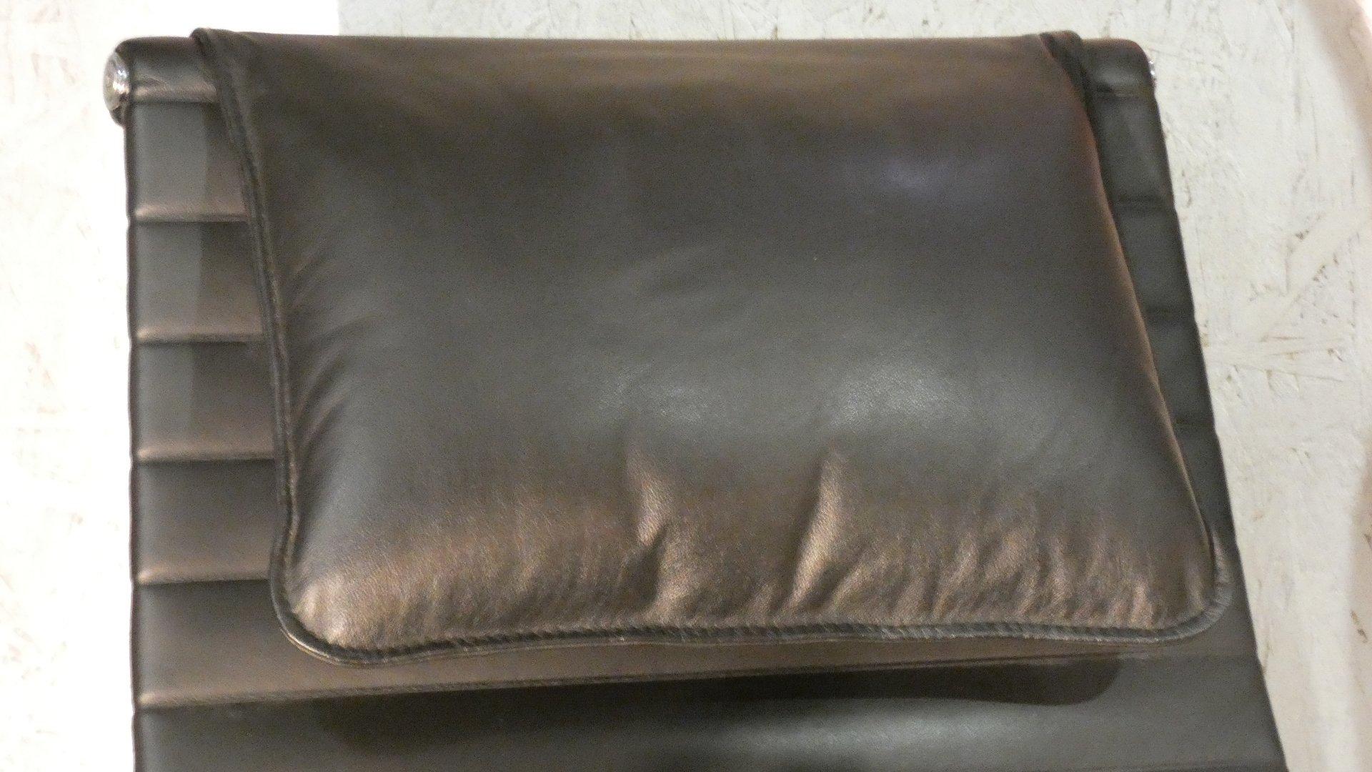 Poltrona in alluminio e pelle con sgabello, anni '80 In Excellent Condition In modena, Emilia-Romagna