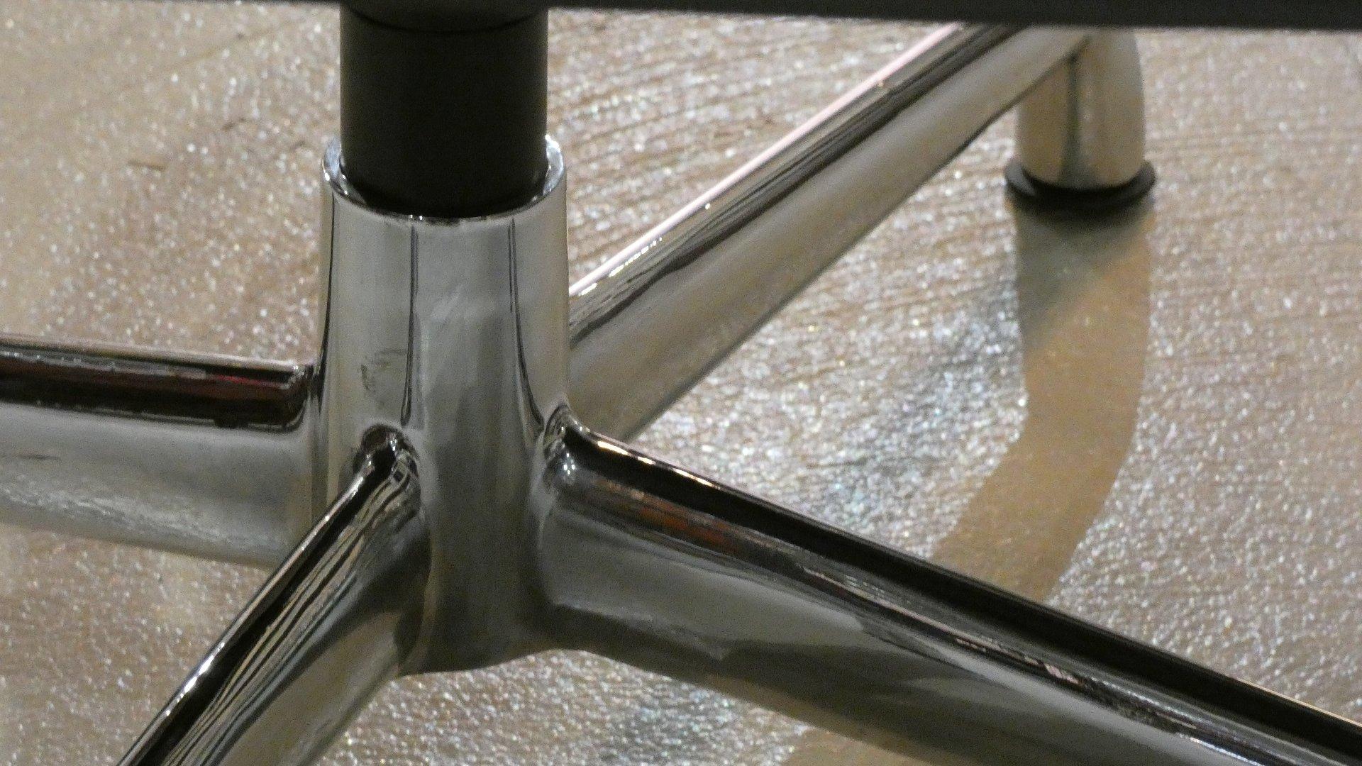 Steel Poltrona in alluminio e pelle con sgabello, anni '80