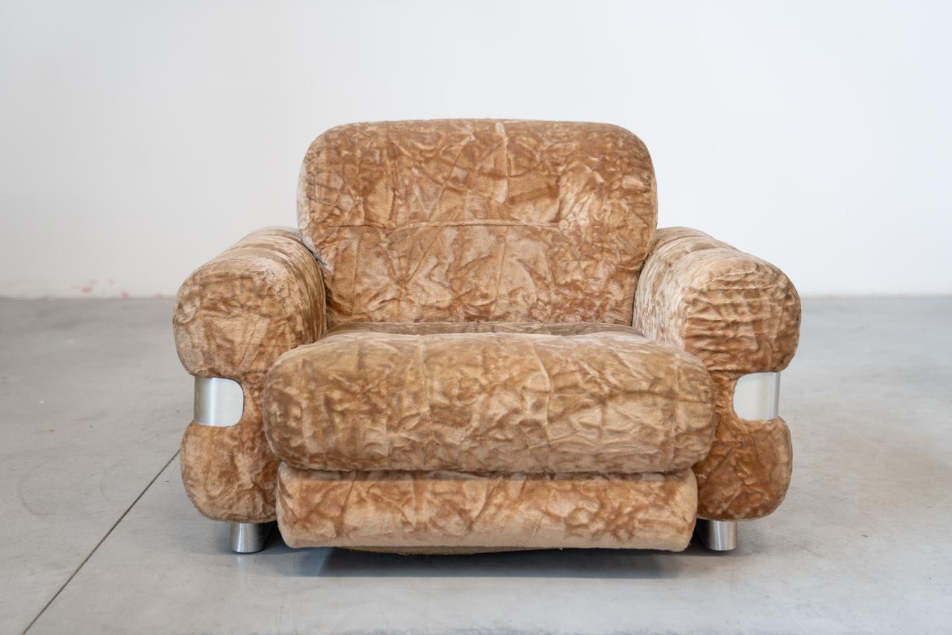 Stylish and refined chenille armchair with brushed aluminum trim, perfectly capturing the iconic Piazzesi style of the 1970s. A valuable piece of furniture, perfect for enhancing any environment, whether it's a modern living room or a classic study.