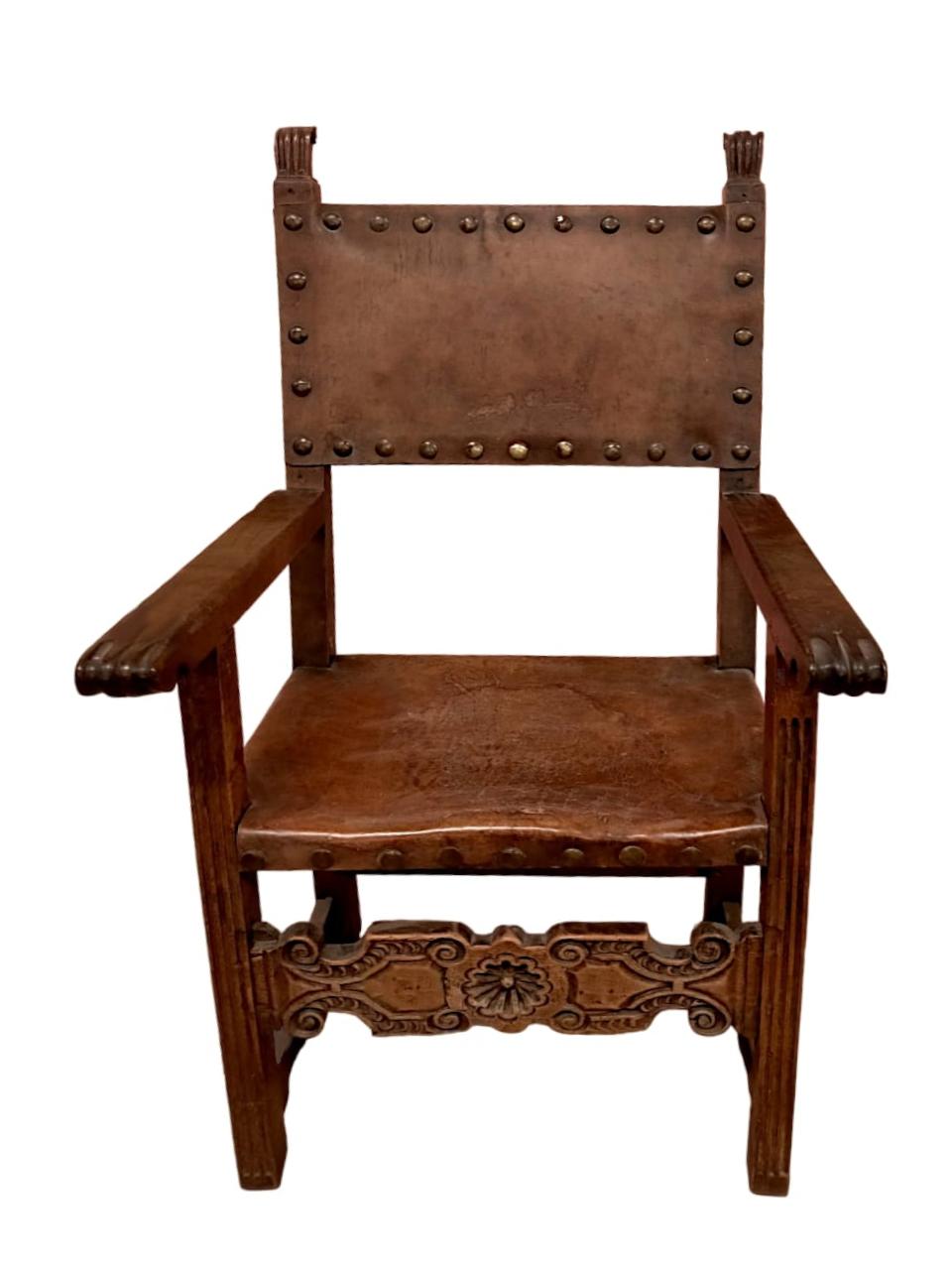 Antique leather armchair with studs 17th century In Good Condition For Sale In Cesena, FC