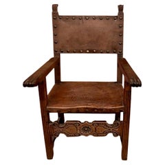 Fauteuil ancien en cuir avec clous 17ème siècle