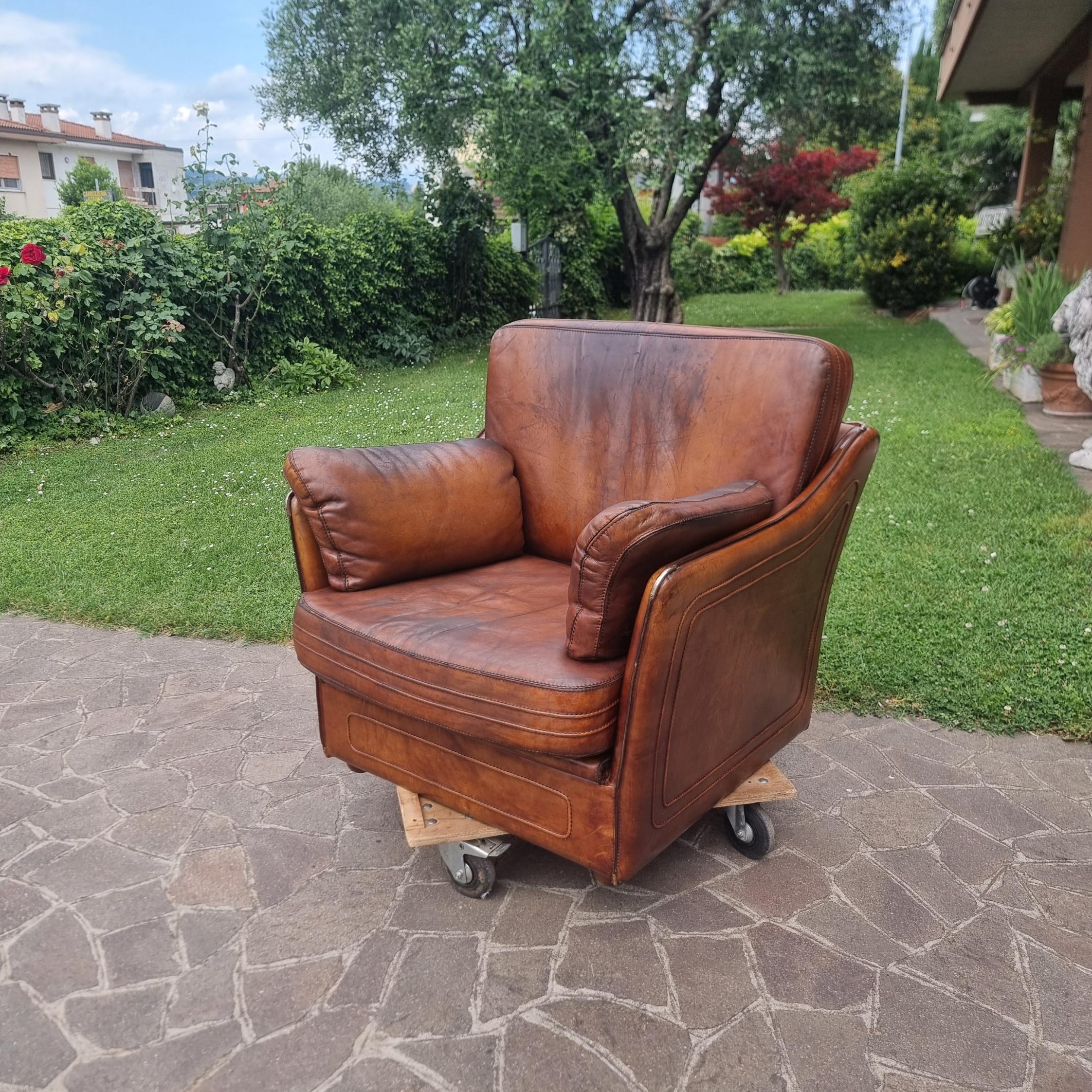 Design und Luxus: eine alte Ikone

Dieser außergewöhnliche Ledersessel von Roche Bobois für Hermès aus den 1970er und 1980er Jahren ist viel mehr als nur ein Möbelstück. Es ist eine echte Verschmelzung von zeitgenössischem Design und hervorragender