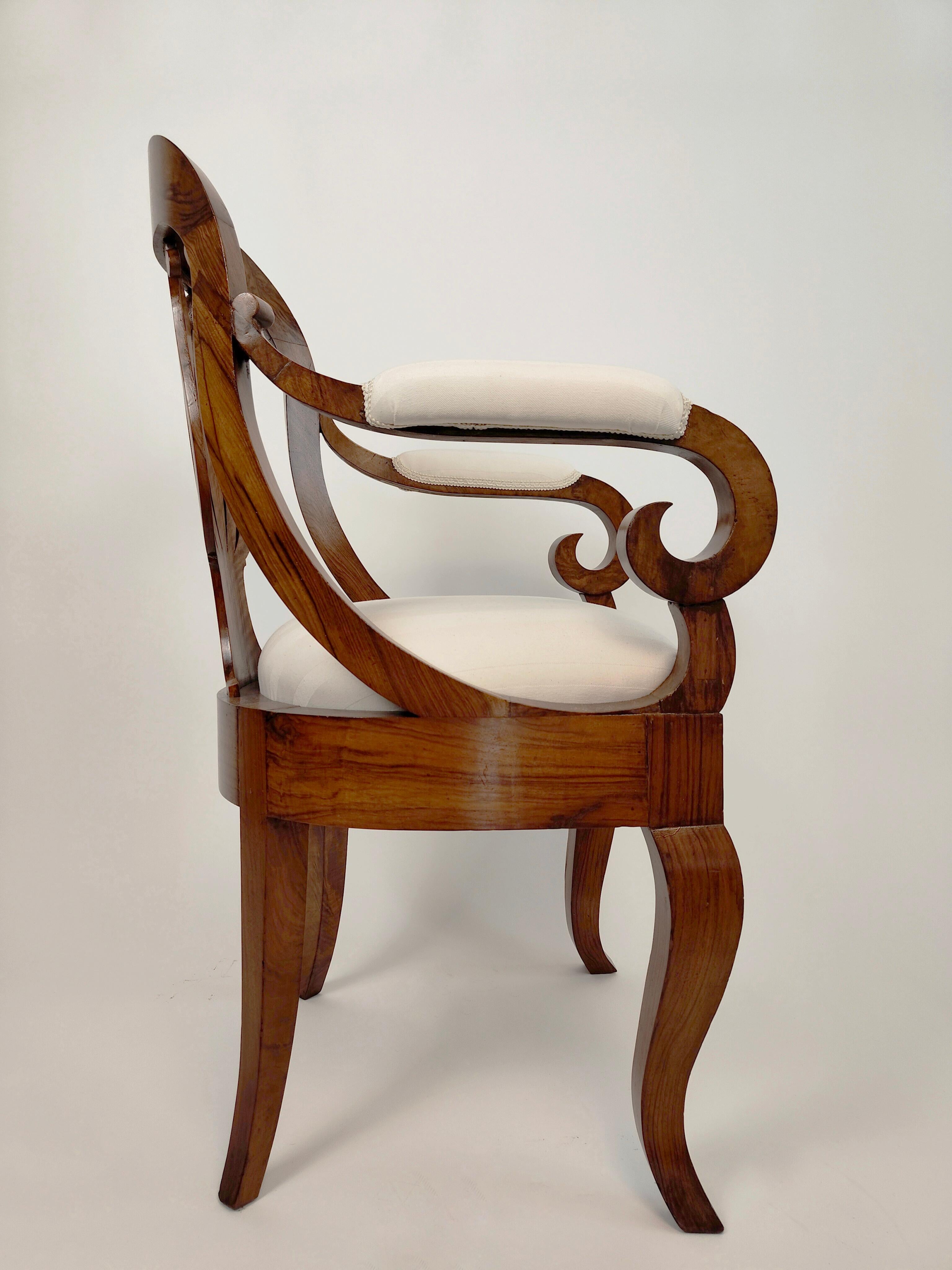 Poltrona Biedermeier en legno di noce, di ambito veneto eseguita nella prima metà del XIX secolo, 1820 circa.
La poltrona mide 95,5x59x56 cm y está en buen estado de conservación. Presenta segni leggeri dovuti all'epoca e all'usura. Ha subito una