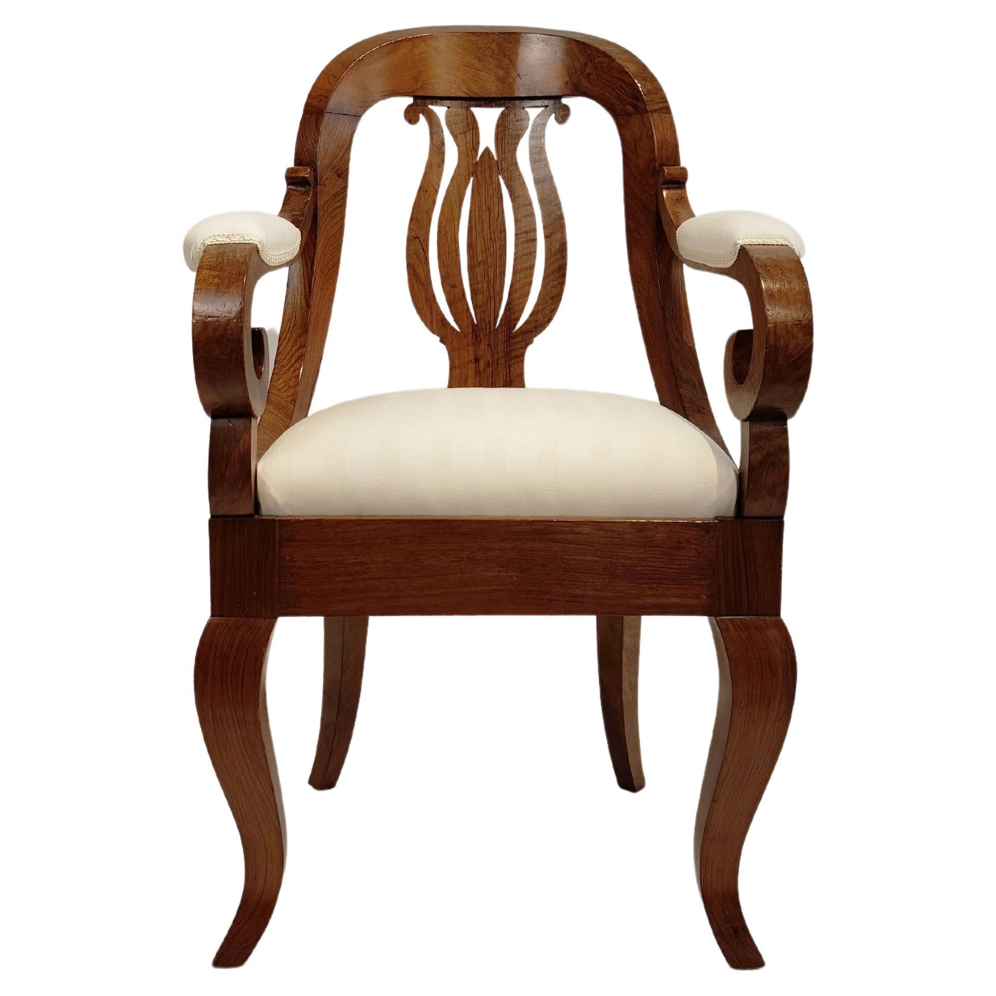 Poltrona in legno di noce del XIX secolo di epoca Biedermeier