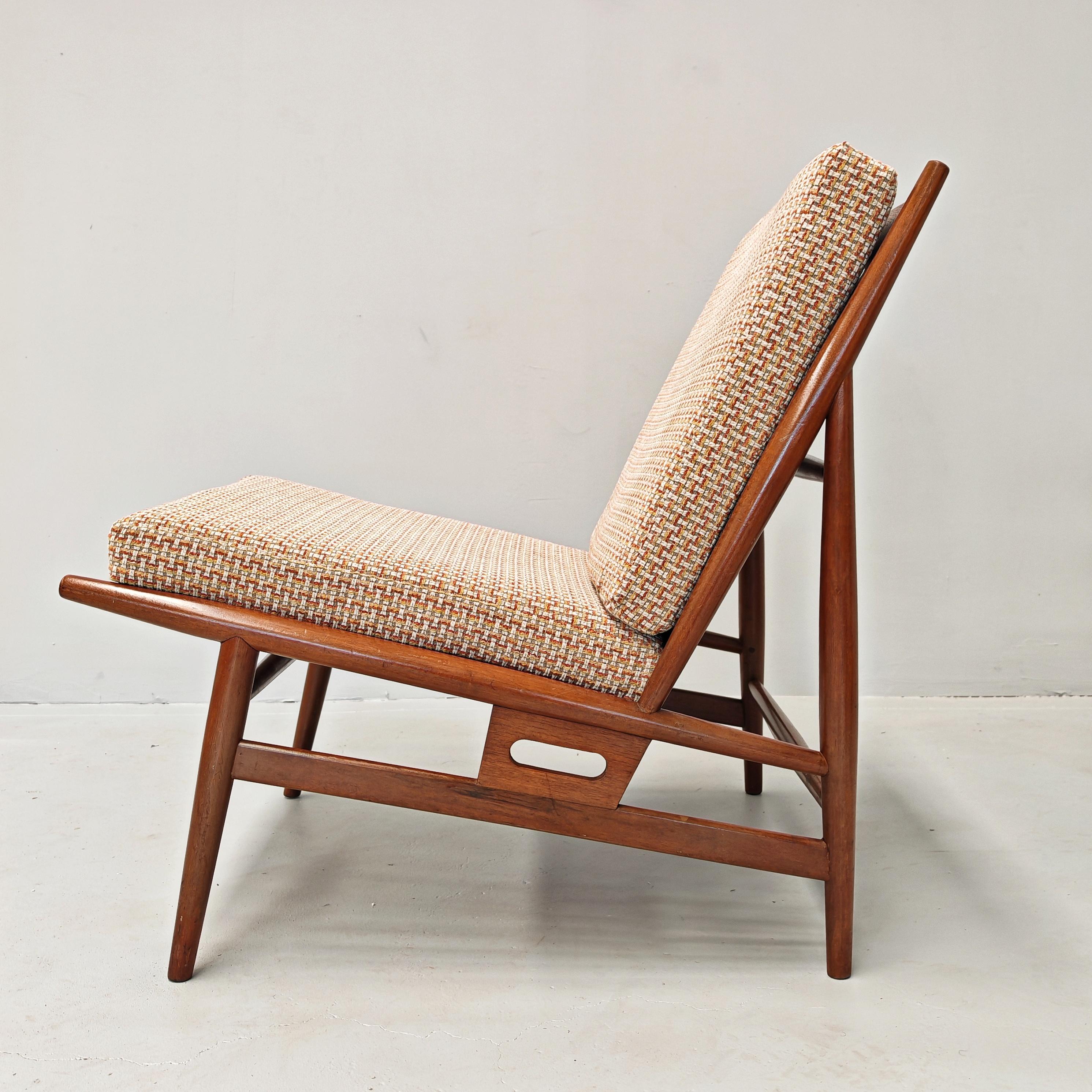 rara poltrona fine anni 50 inizio 60 prodotta dallo storico marchio ISA di Bergamo. La poltrona rievoca lo stile scandinavo di quegli anni.
la struttura in legno del tutto particolare senza braccioli
i cuscini sono stati rifatti nuovi sul modello