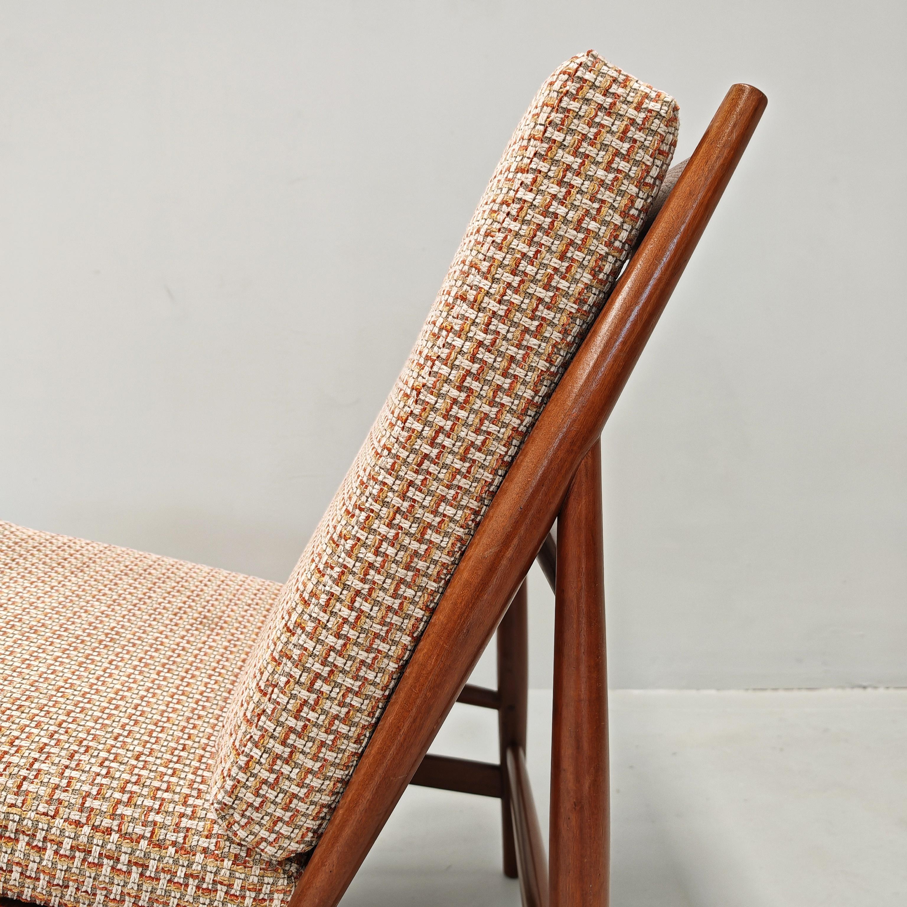 Mid-Century moderno Poltrona in legno e tessuto originale vintage prodotta da ISA Bergamo 60s in vendita
