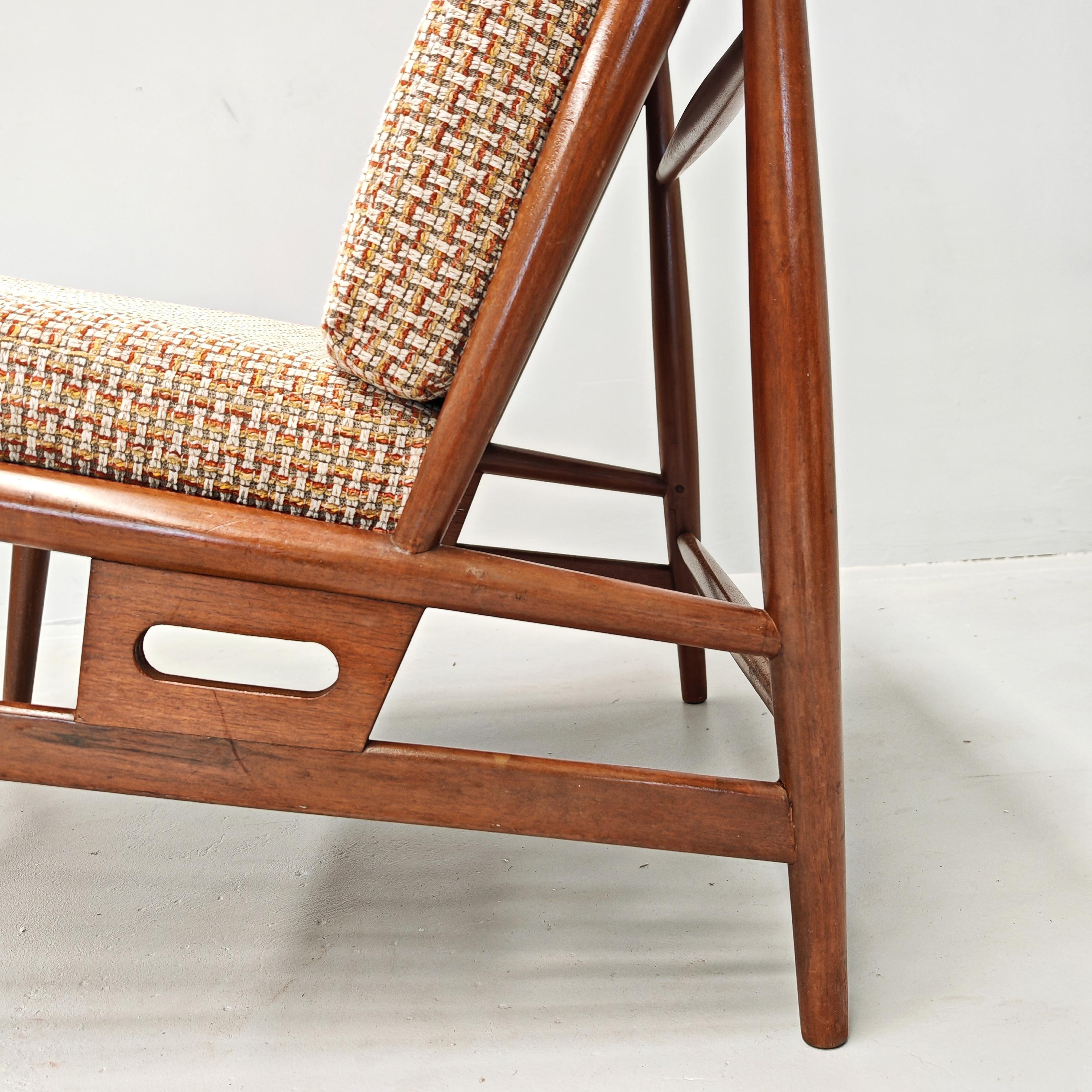 Italian Poltrona in legno e tessuto originale vintage prodotta da ISA Bergamo 60s in vendita