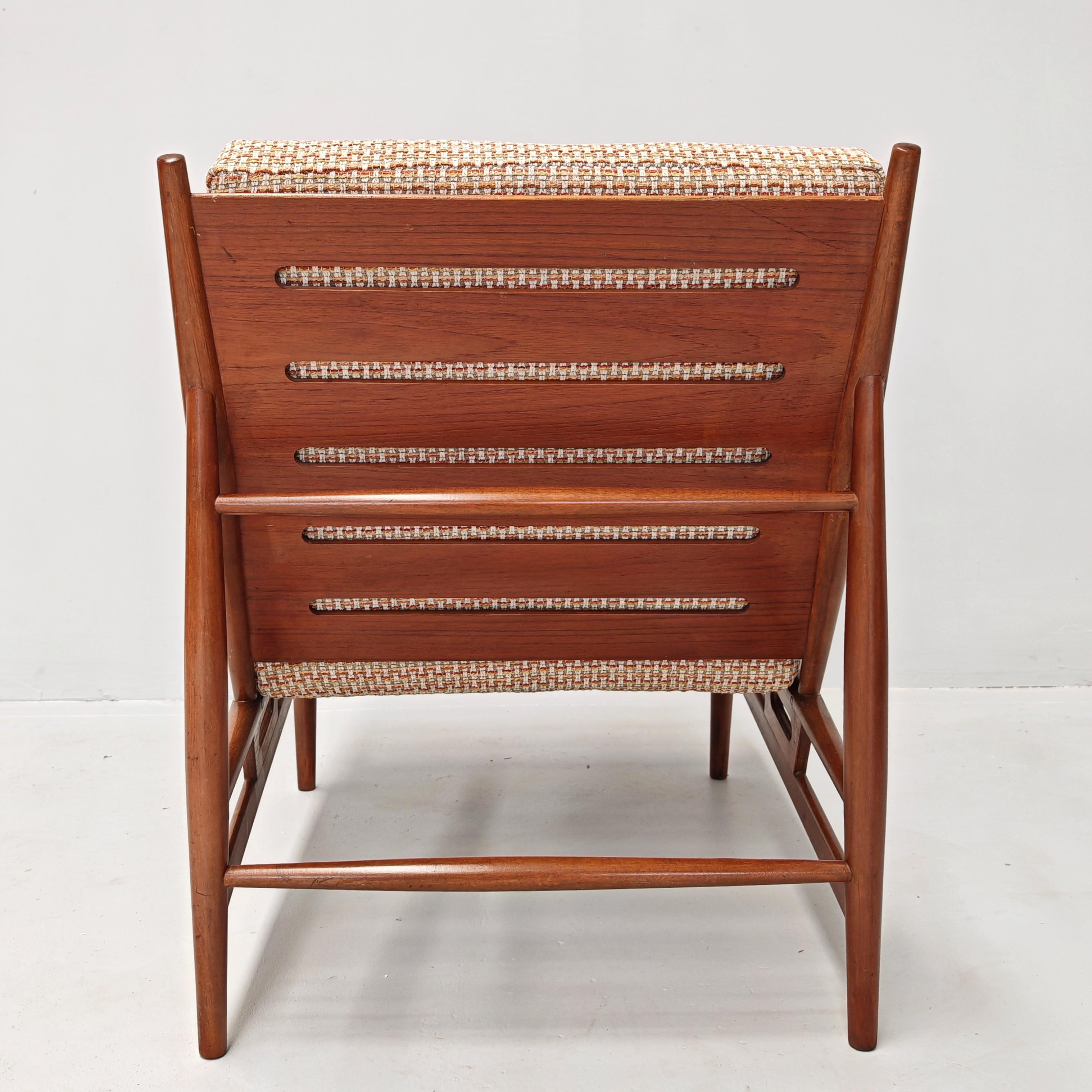 Poltrona in legno e tessuto originale vintage prodotta da ISA Bergamo 60s In condizioni ottime in vendita a Milano, MI