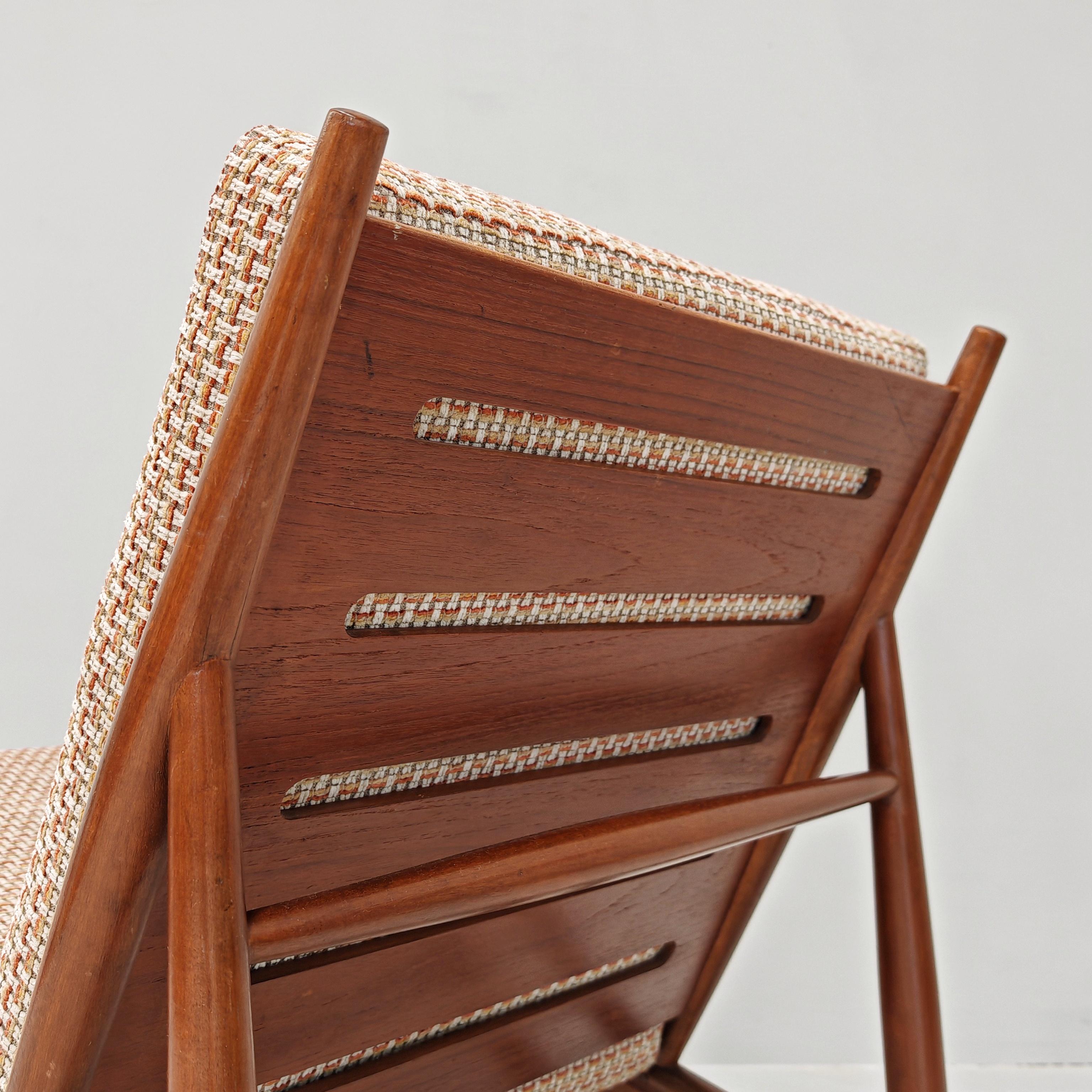 Cotone Poltrona in legno e tessuto originale vintage prodotta da ISA Bergamo 60s in vendita