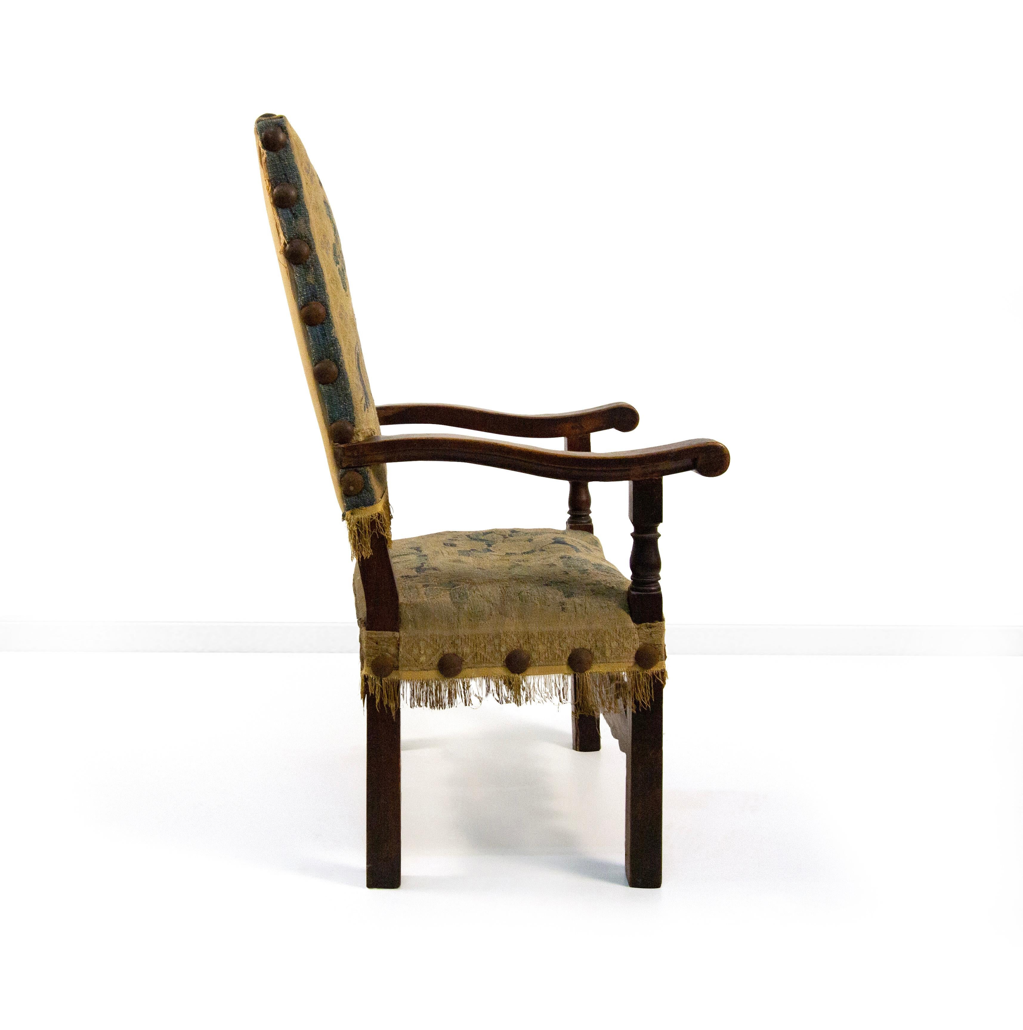 Poltrona in noce, XVII secolo (18. Jahrhundert und früher) im Angebot