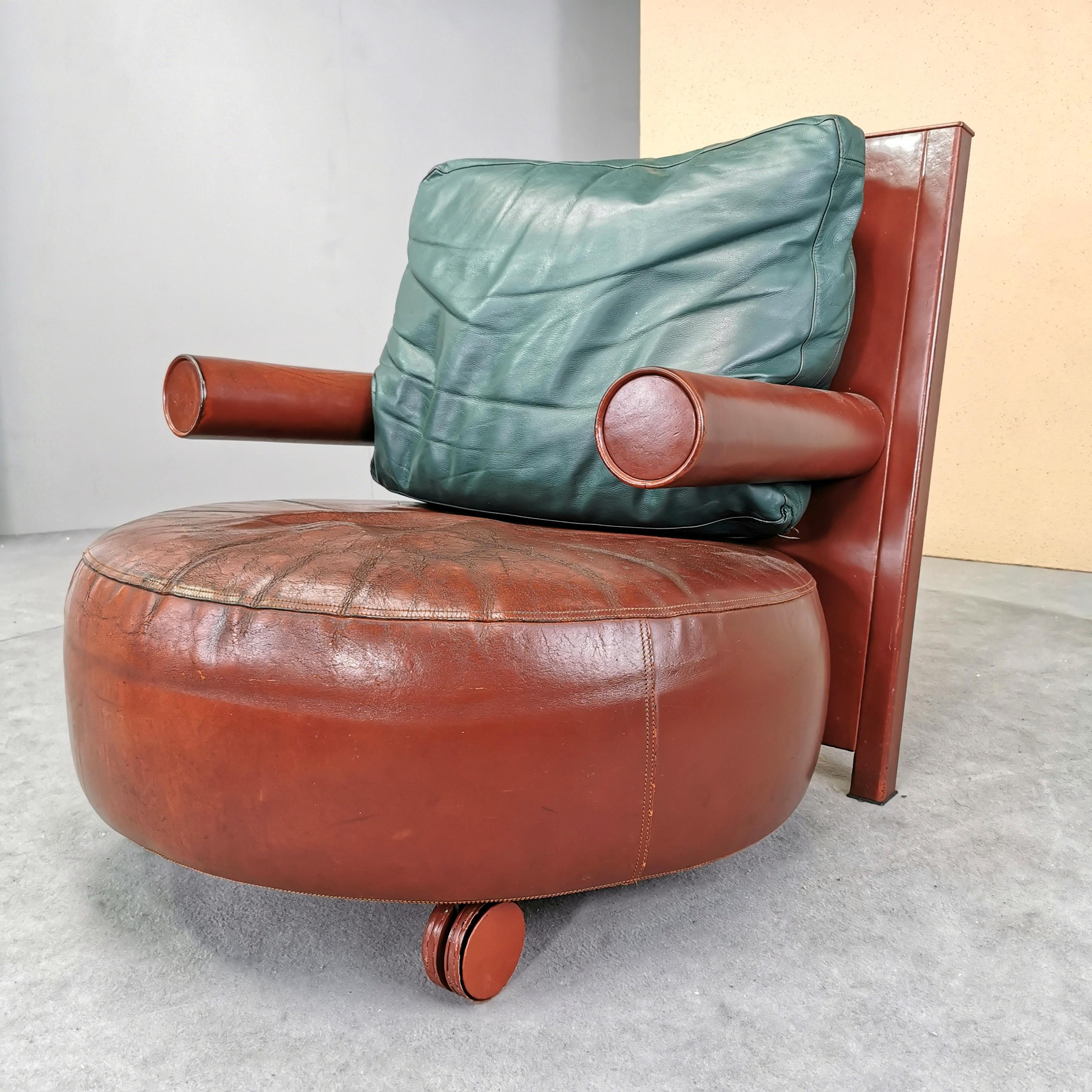 Baisity-Sessel aus den 1980er Jahren in zweifarbigem bordeauxrotem und englischem grünem Leder.
 Der Stuhl ist in gutem Gesamtzustand mit normalen Gebrauchsspuren im Laufe der Zeit. 