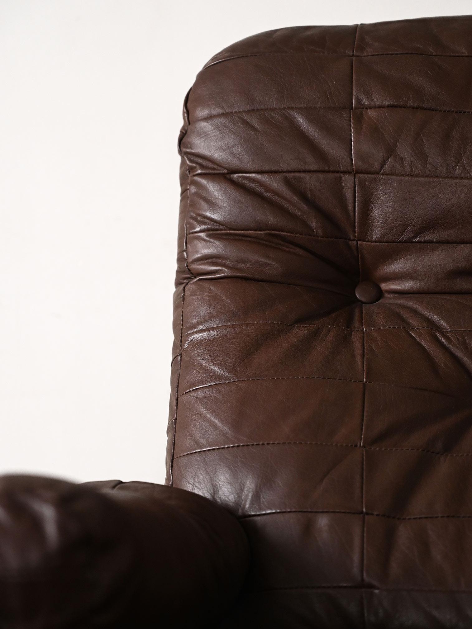 Leather armchair with metal legs For Sale 3