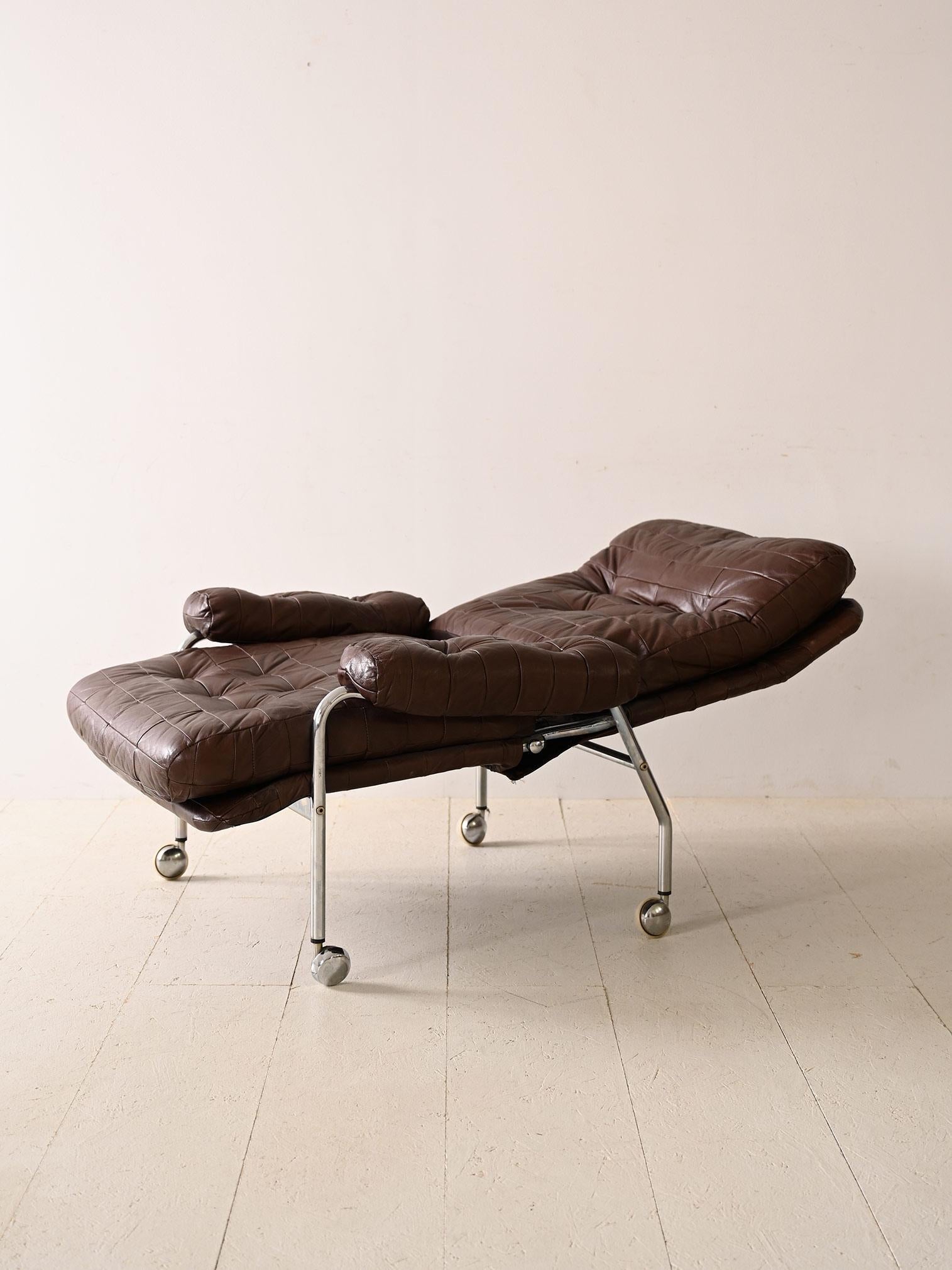 Leather armchair with metal legs For Sale 4
