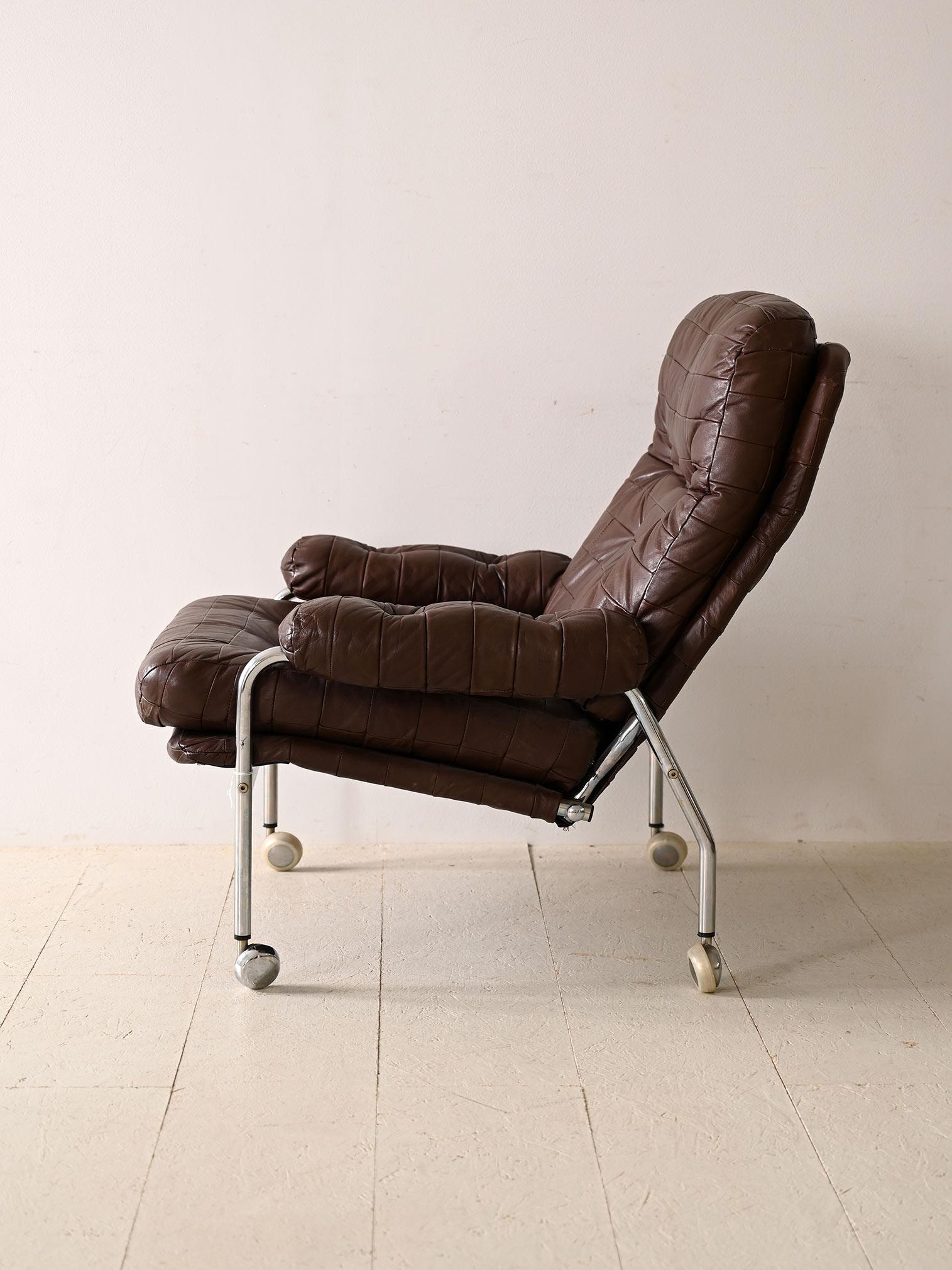 Skandinavischer Stuhl mit Rollen. Er besteht aus einem robusten und langlebigen Metallrahmen, der ihm einen industriellen Touch und zeitlose Eleganz verleiht. Die mit Rädern versehenen Beine ermöglichen ein leichtes Verschieben und verleihen dem