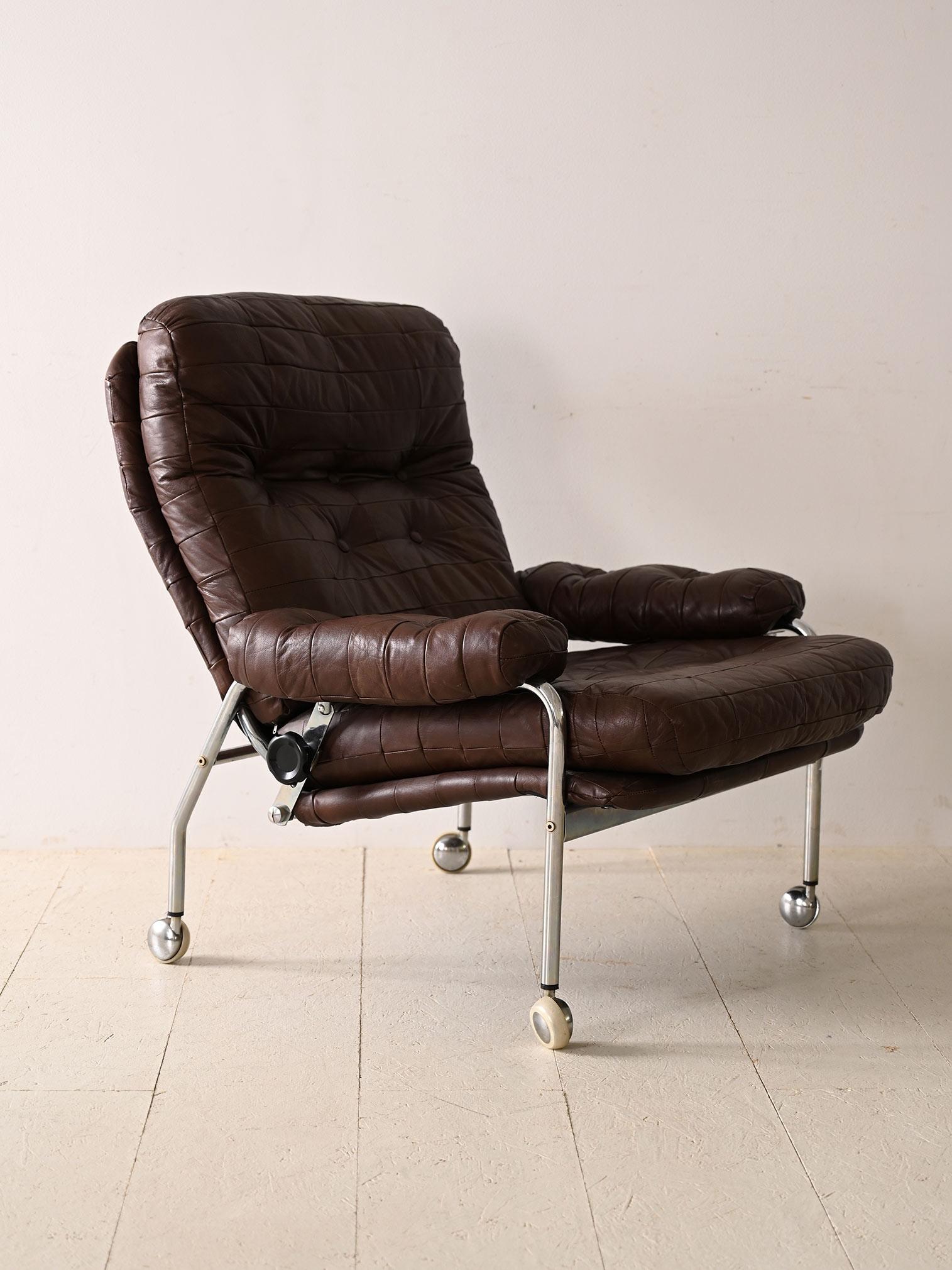 Leather armchair with metal legs In Good Condition For Sale In Brescia, IT