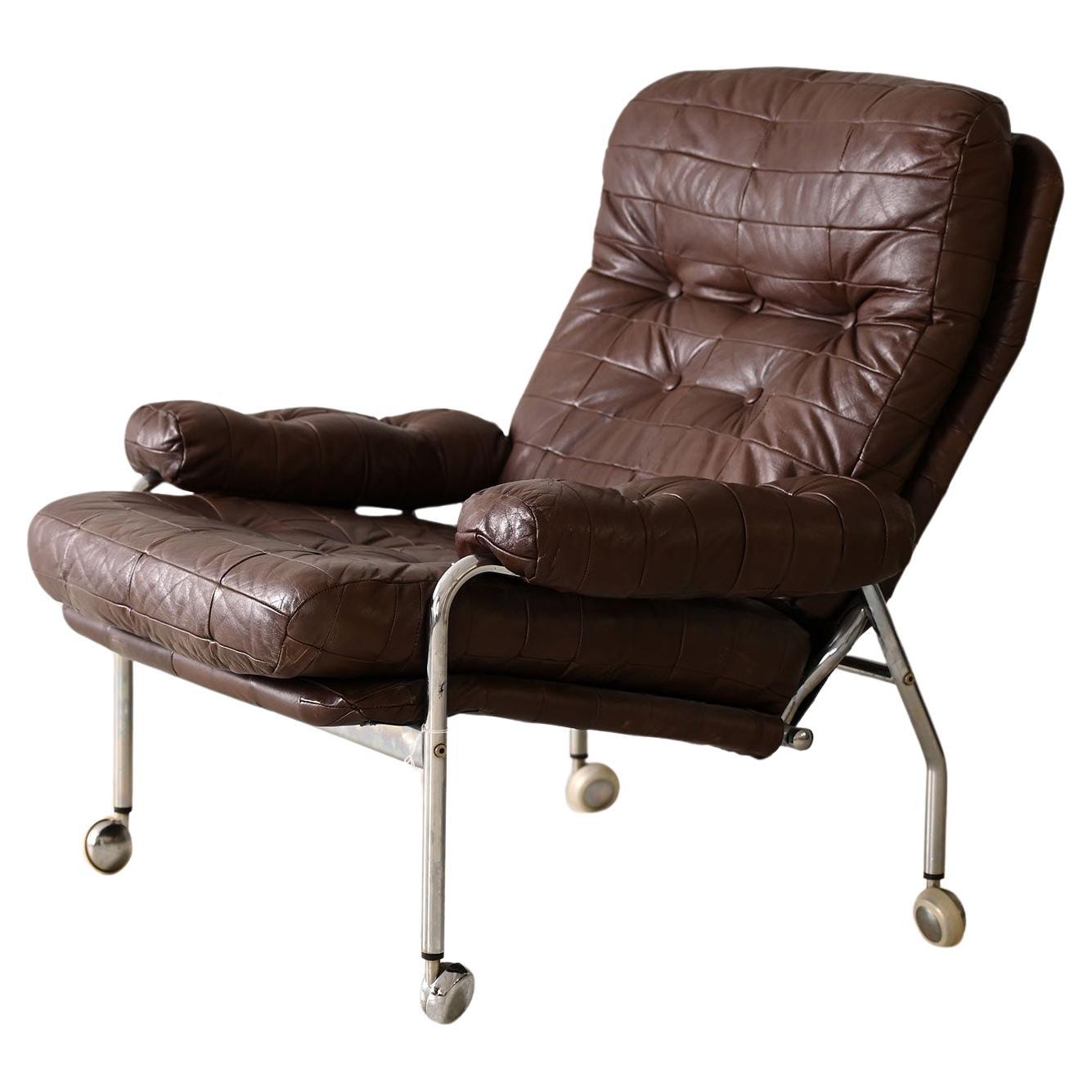 Leather armchair with metal legs For Sale