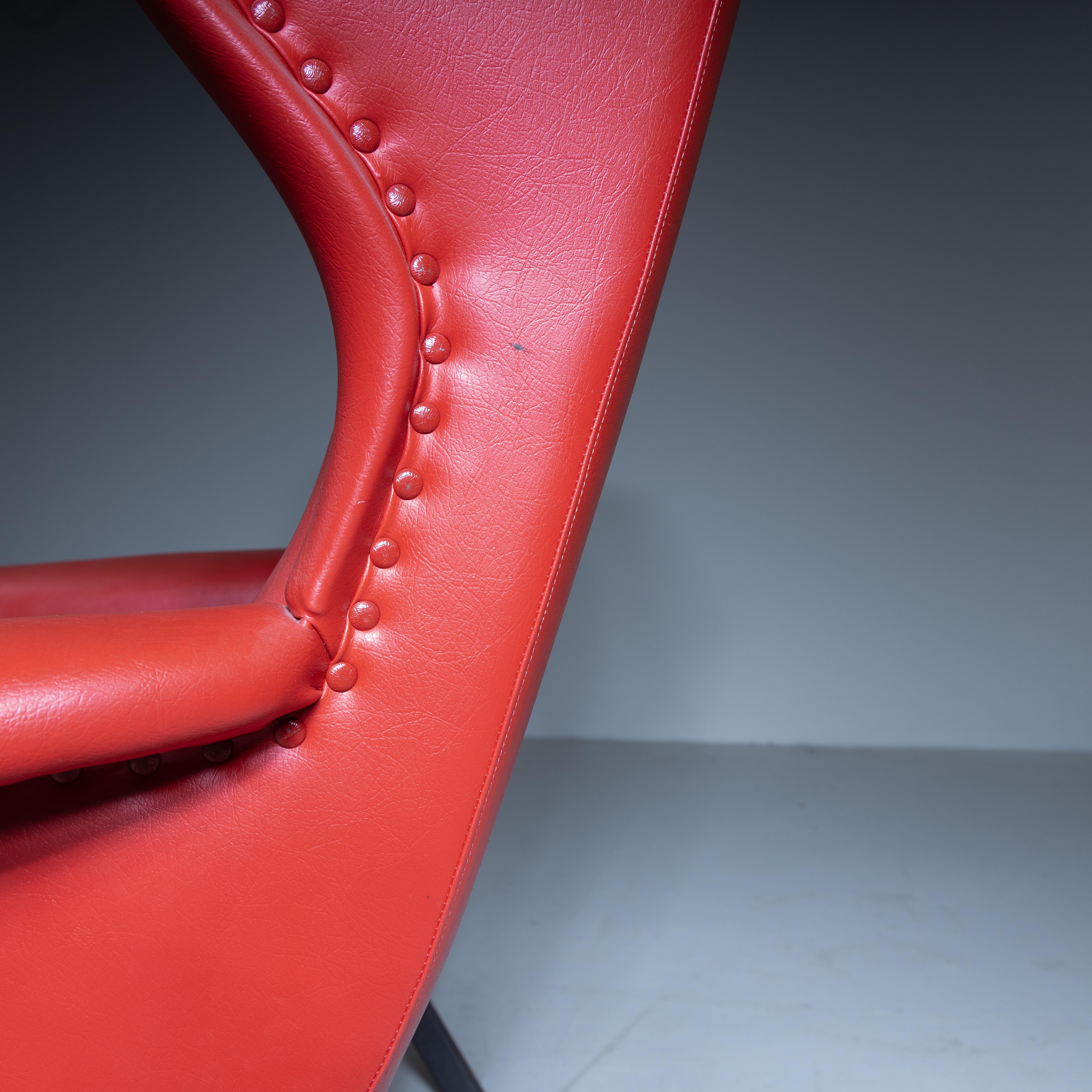 Sillón skai rojo, 
Estado:Bueno
Materiales: Skai, Metal
Época:1970