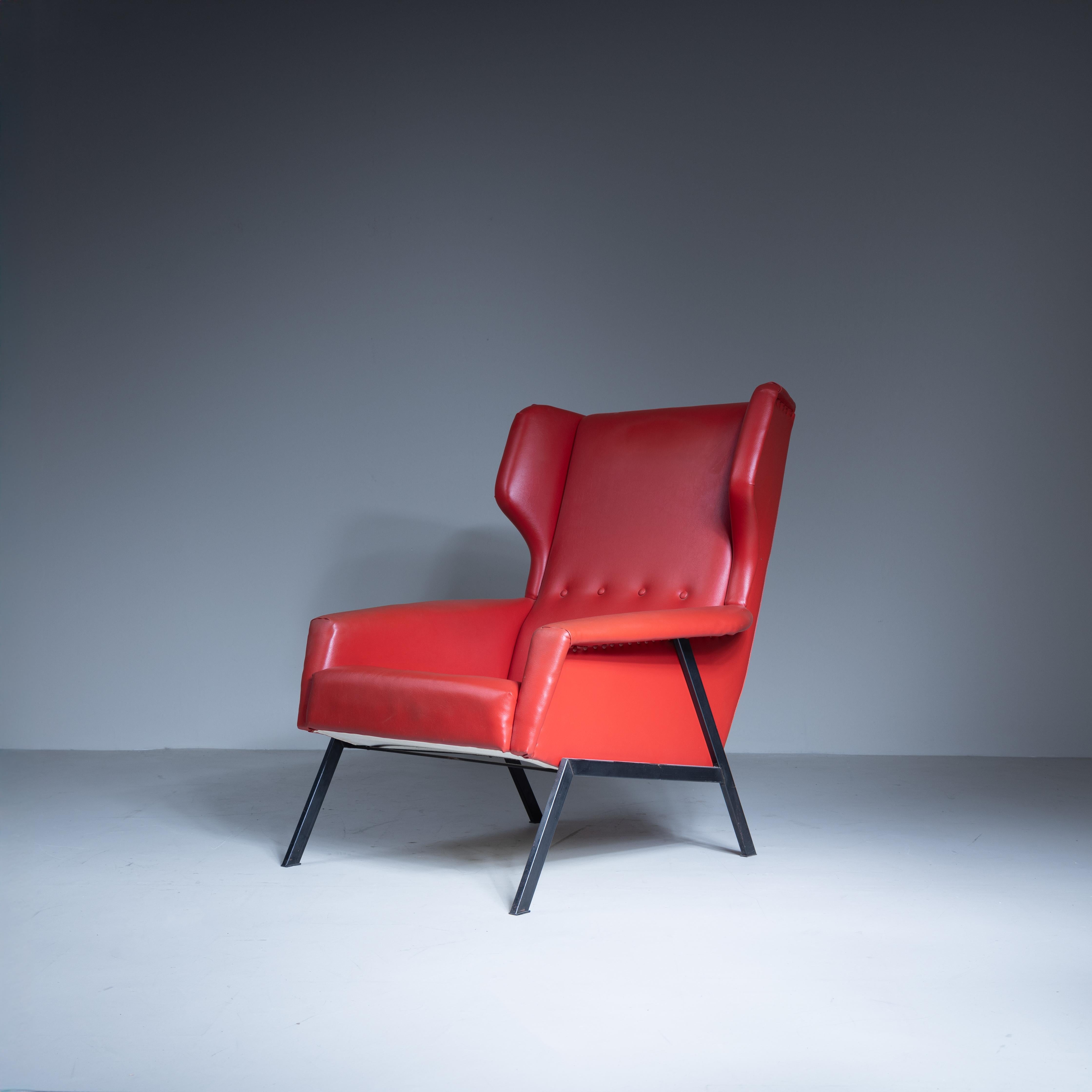 Sillón skai rojo, 1970 Moderno de mediados de siglo en venta