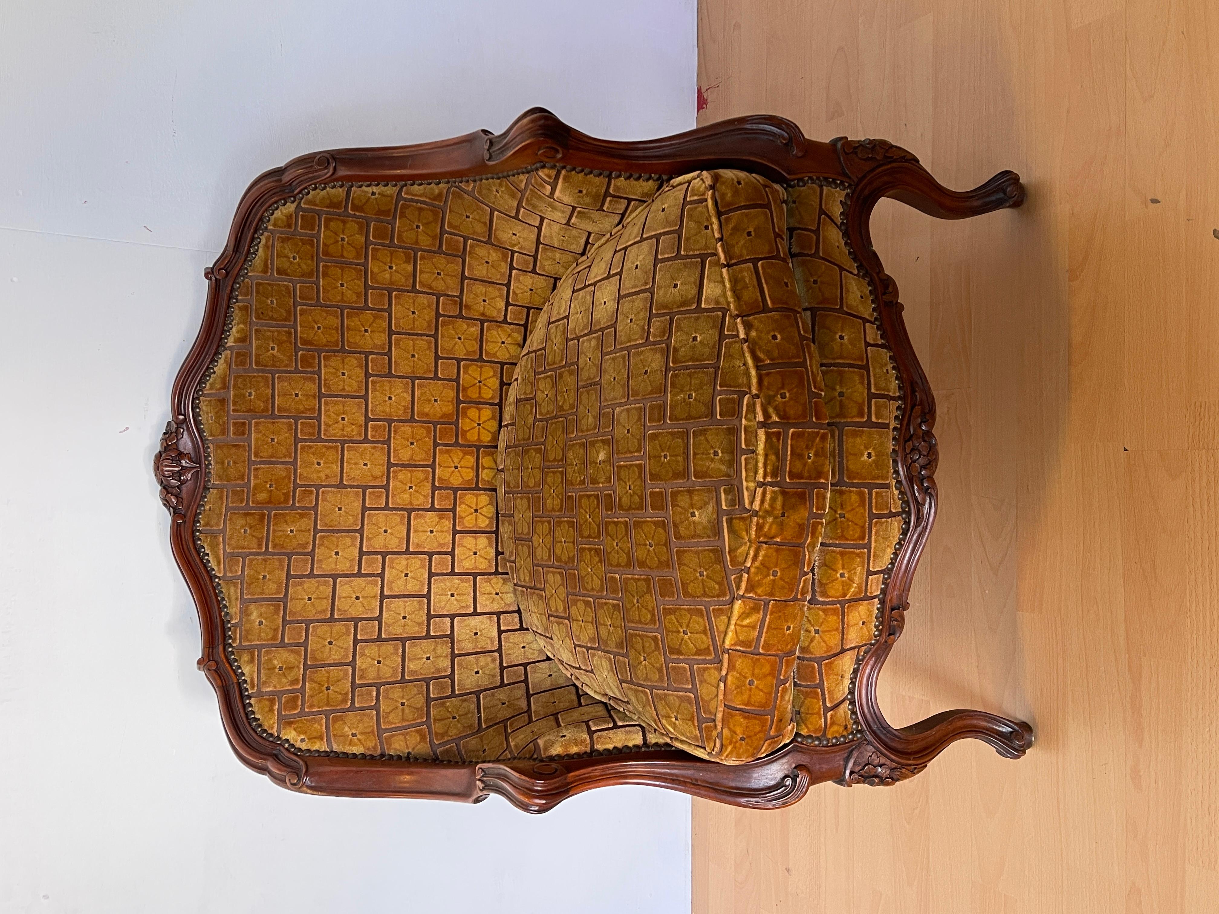 Baroque Poltrona in stile barocco italiano in legno intagliato e tessuto anni '40 en vente