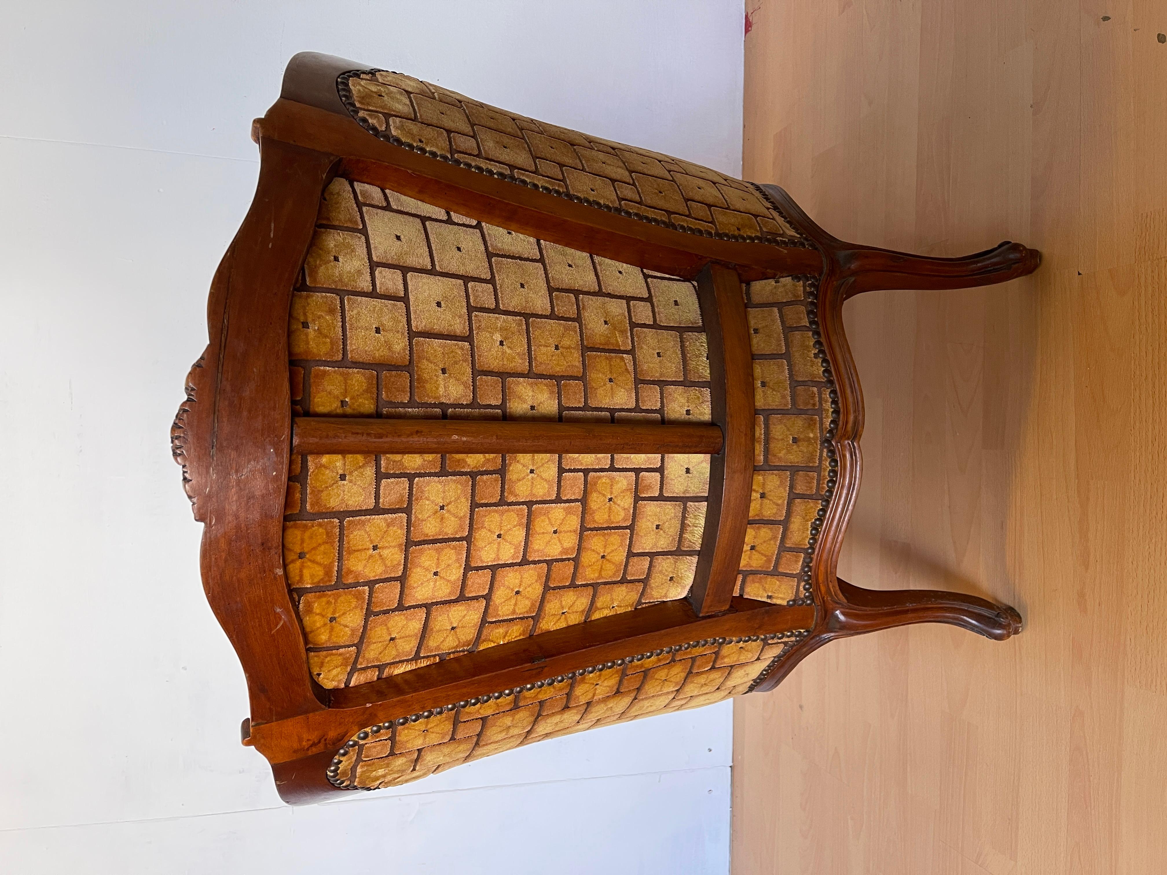 Autre Poltrona in stile barocco italiano in legno intagliato e tessuto anni '40 en vente