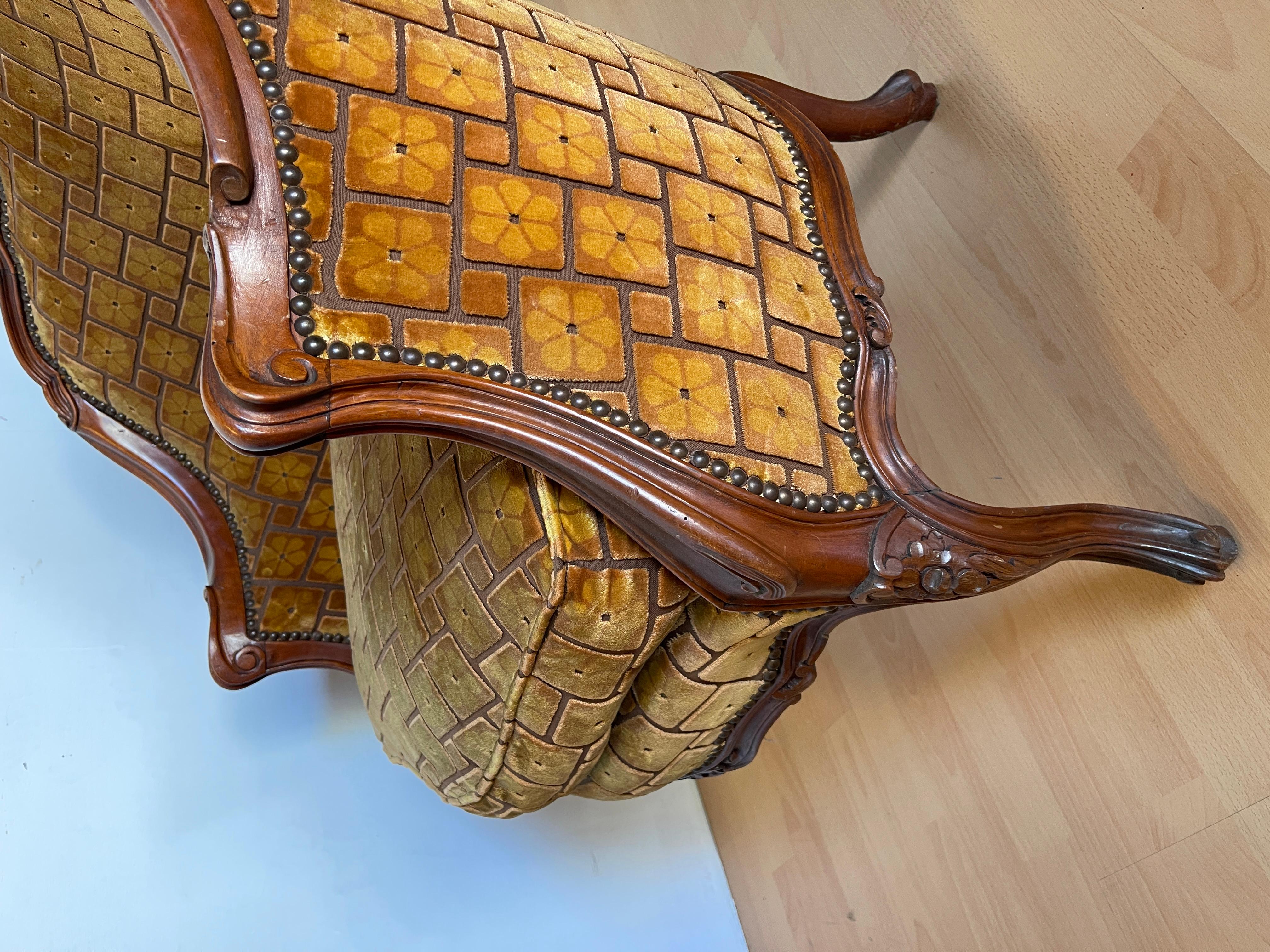 20th Century Poltrona in stile barocco italiano in legno intagliato e tessuto anni '40 en vente