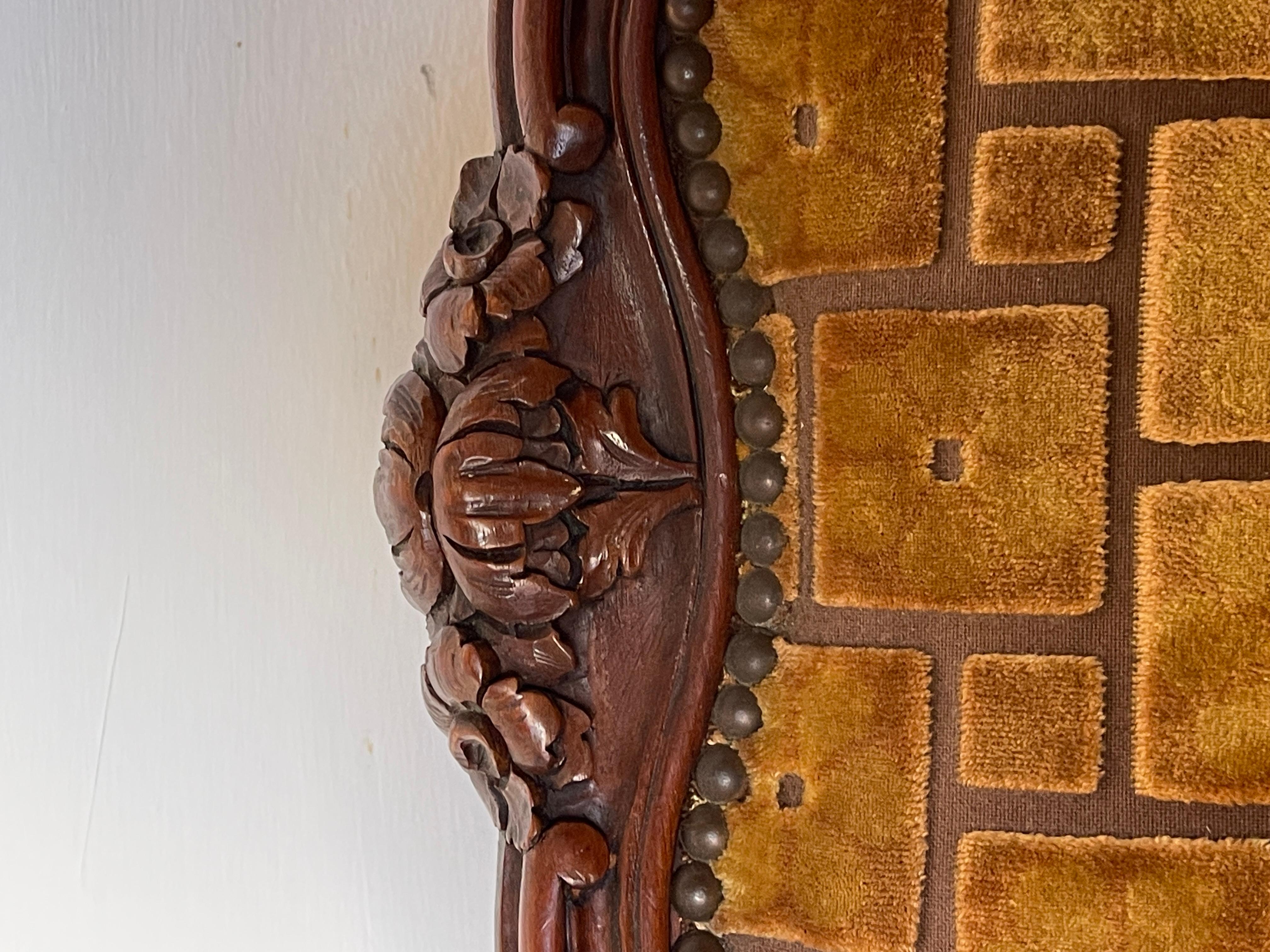 Poltrona in stile barocco italiano in legno intagliato e tessuto anni '40 en vente 1