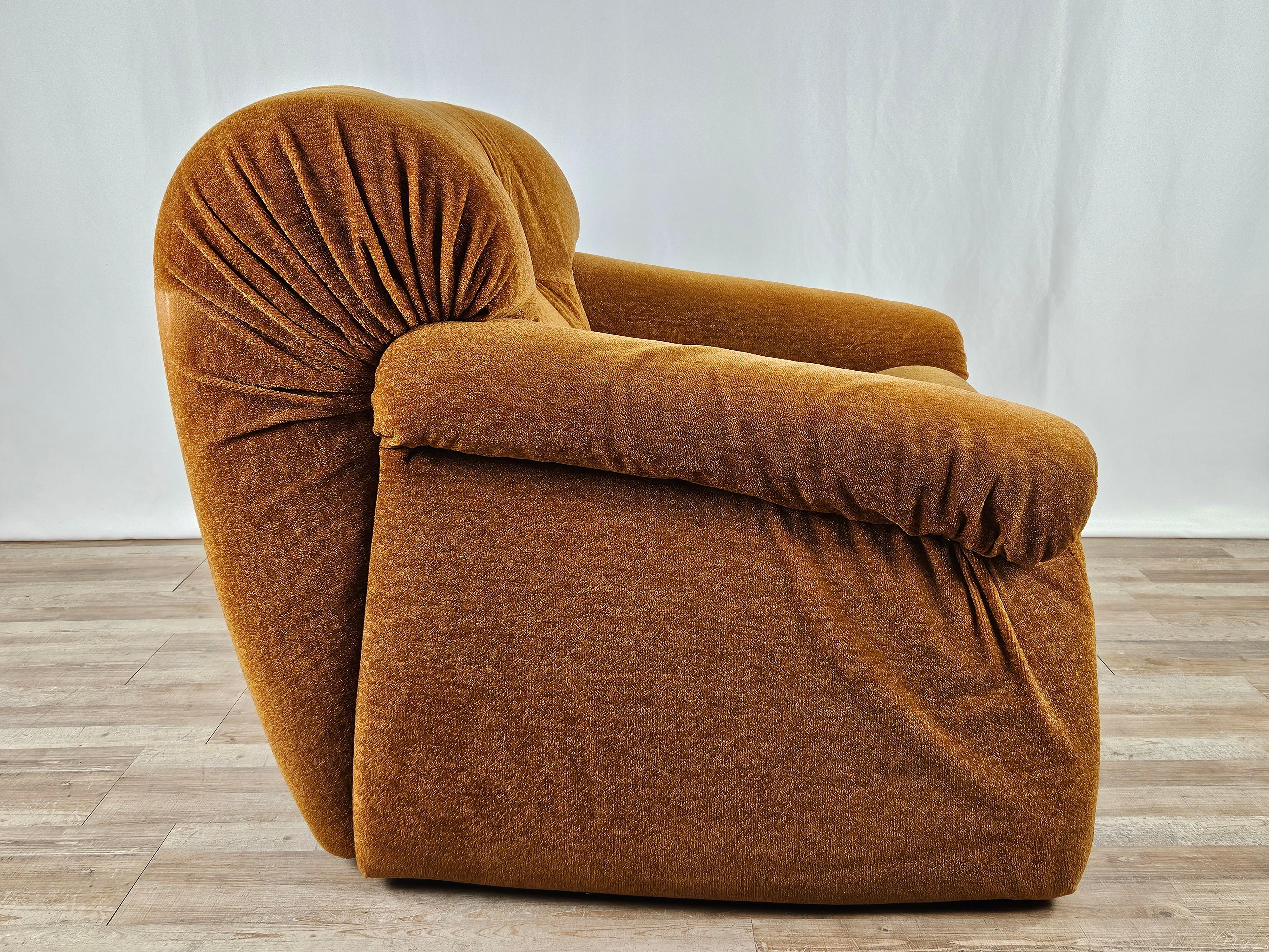 Poltrona di design anni '70, produzione italiana di alta qualità e manifattura della DOIMO Salotti Made in Italy.

Pronta all'uso grazie alla sua comodità e al suo comfort di seduta.

Seduta H 42cm.