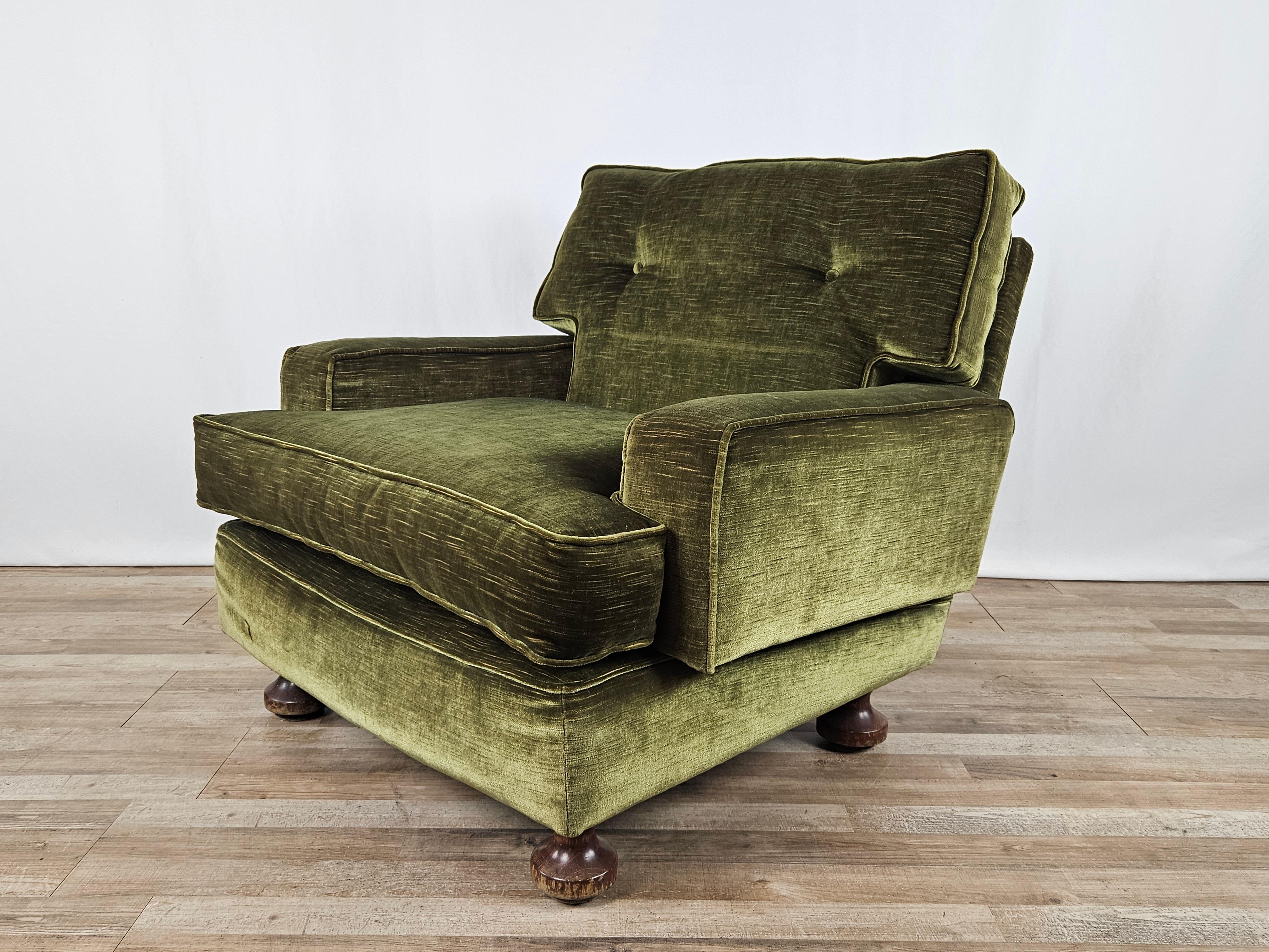 Vintage-Sessel, gepolstert mit waldgrünem Stoff, italienische Produktion 1970er Jahre.

Abnehmbare Sitz- und Rückenkissen sowie sehr bequeme Armlehnen für entspannte Momente im Büro oder zu Hause.

Der Stuhl weist normale alters- und
