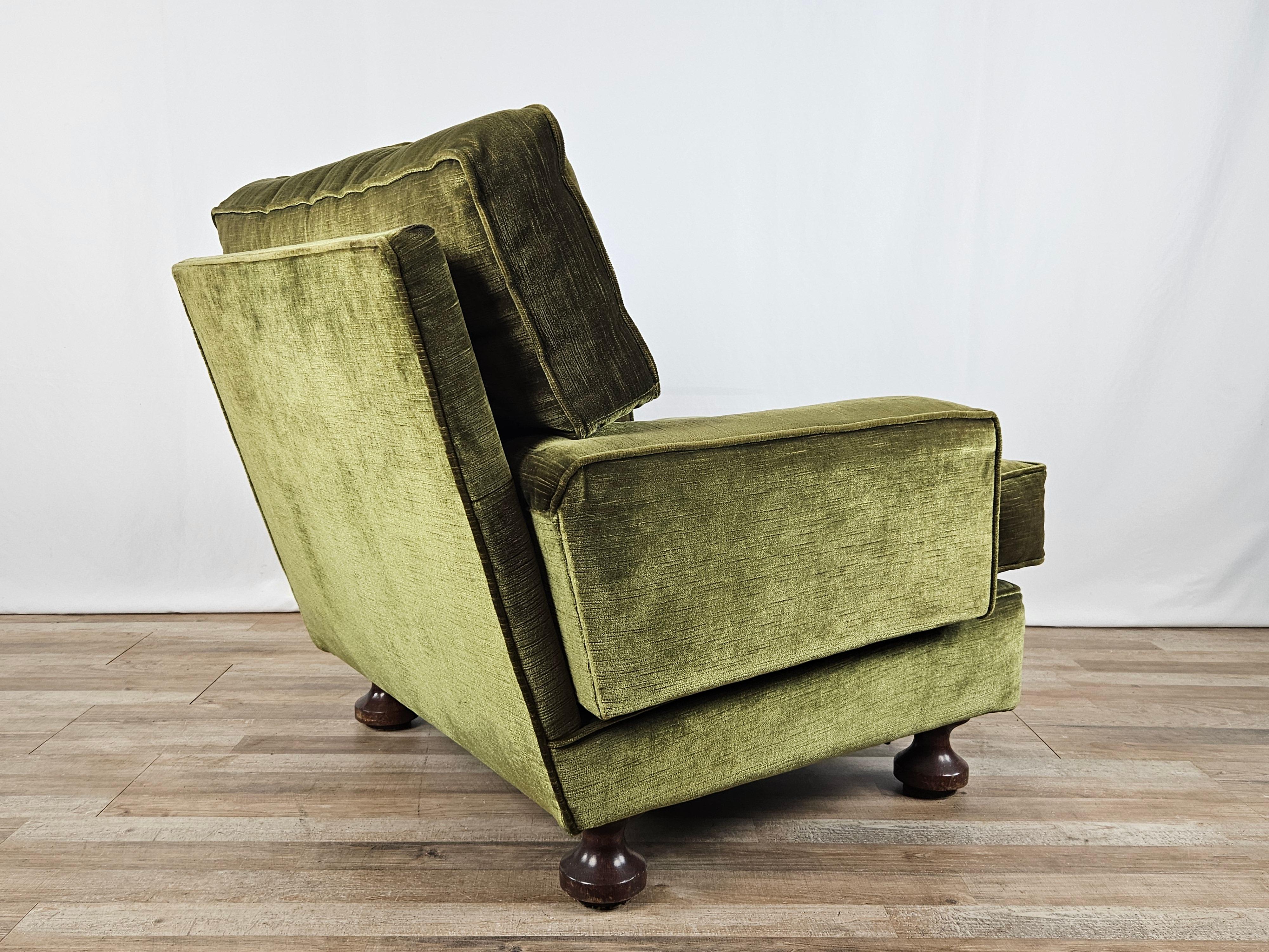 Green fabric armchair with wooden feet In Good Condition For Sale In Premariacco, IT