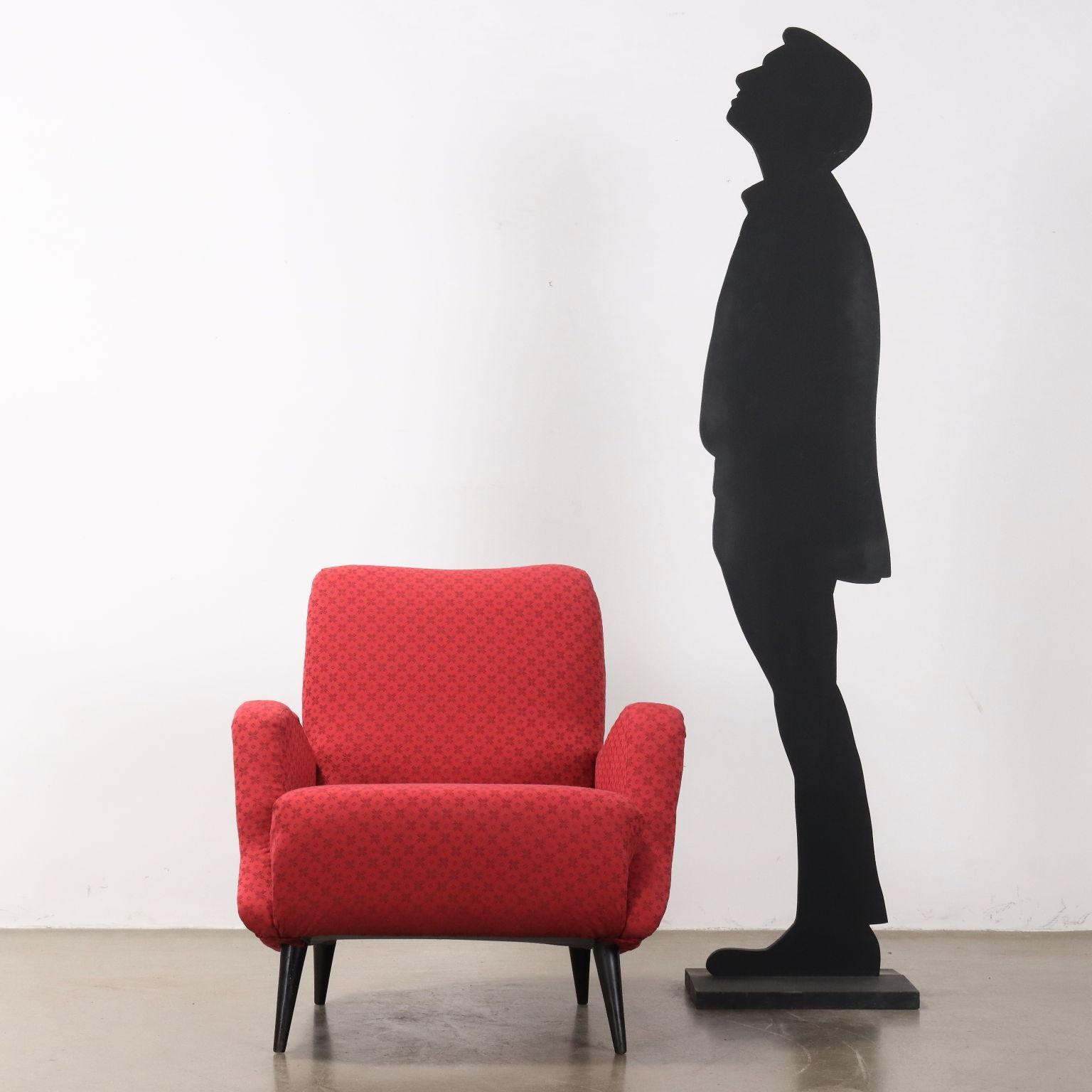 Sillón con tapicería de espuma, funda renovada, no original de la época y patas de madera teñida. 