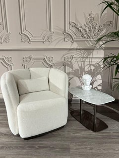 Poltrona Ford in tessuto bouclet con basamento in metallo finitura titanio