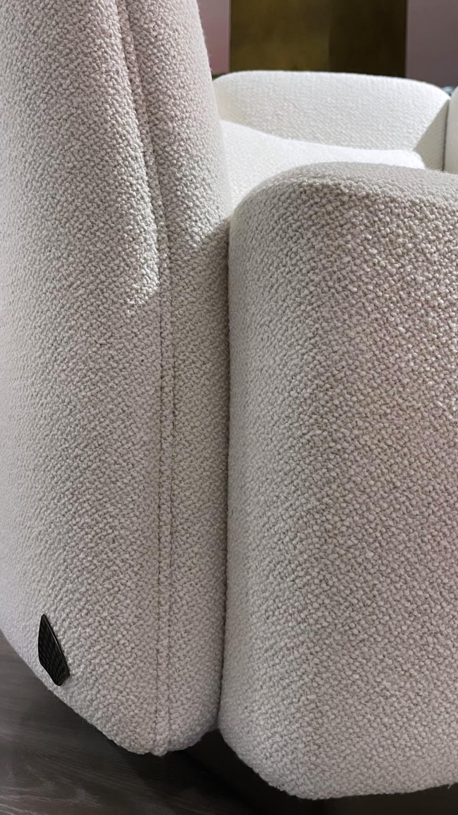 Poltrona in tessuto Bouclet con basamento aus Metallo finitura Titan in tessuto im Angebot 1